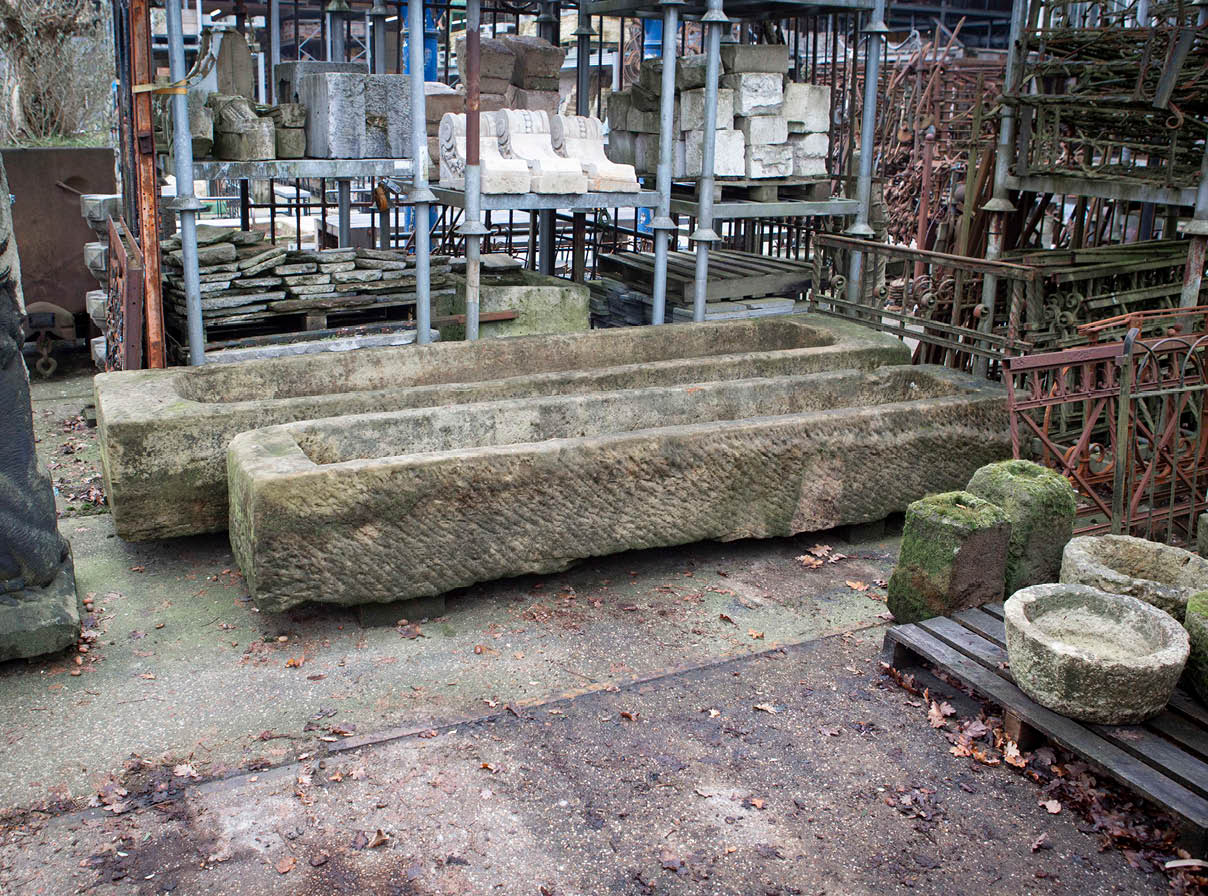 grote-trog-voederbak-bentheimer-zandsteen-bouwmaterialen-001 Natuurstenen hoekbakken Oude bak voederbakken natuursteen wildbakken Toiletbakjes Kasteelbakjes Oude bakken en hergebruikt natuursteen.