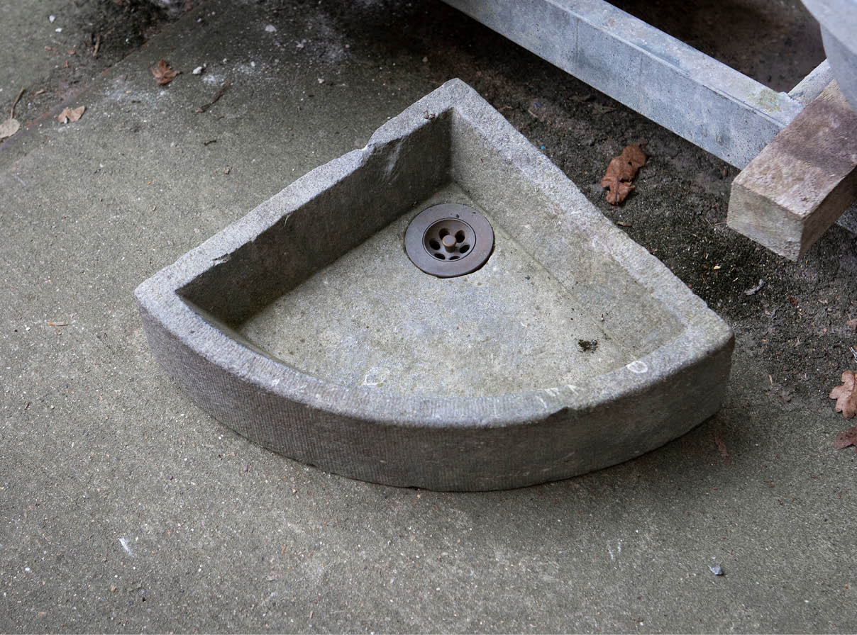 halfrond-blauwsteen-pierre-bleue-oude-bak-janvanijken-001 Natuurstenen hoekbakken Oude bak voederbakken natuursteen wildbakken Toiletbakjes Kasteelbakjes Oude bakken en hergebruikt natuursteen.