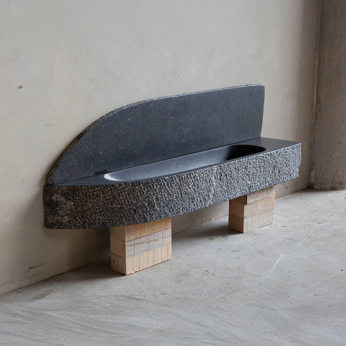 handenwassertje-arduin-lavabo-wastrog-landelijk-jan-van-ijken-001 Natuurstenen bakken wildbakken Toiletbakjes Kasteelbakjes Oude bakken en hergebruikt natuursteen.