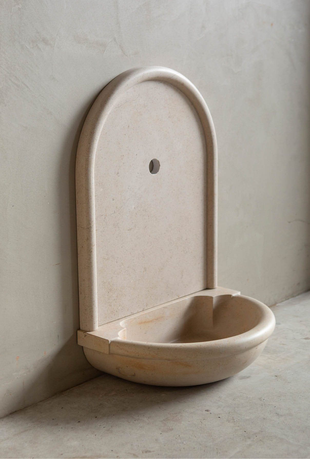 handenwassertje-frans-wandbakje-wastafel-fonteintje-001 Natuurstenen hoekbakken Kasteelbak Kasteelbakjes Belgisch hardsteen wildbakken Toiletbakjes Kasteelbakjes Oude bakken en hergebruikt natuursteen.