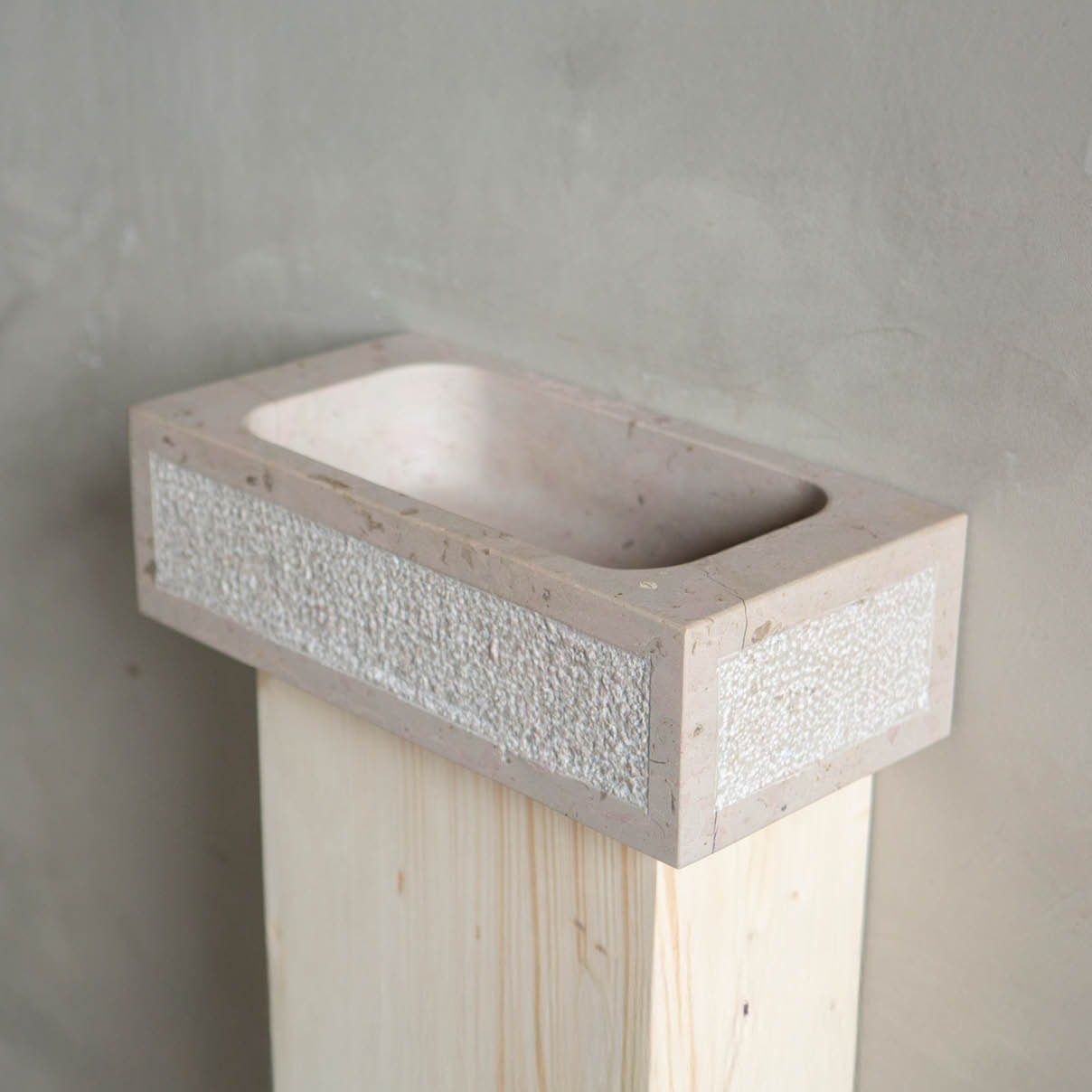 handenwassertje-maatwerk-natuursteenwerkplaats-wasbakje-toilet-001 Natuurstenen hoekbakken Toiletbakje Rocherons wildbakken Toiletbakjes Kasteelbakjes Oude bakken en hergebruikt natuursteen.