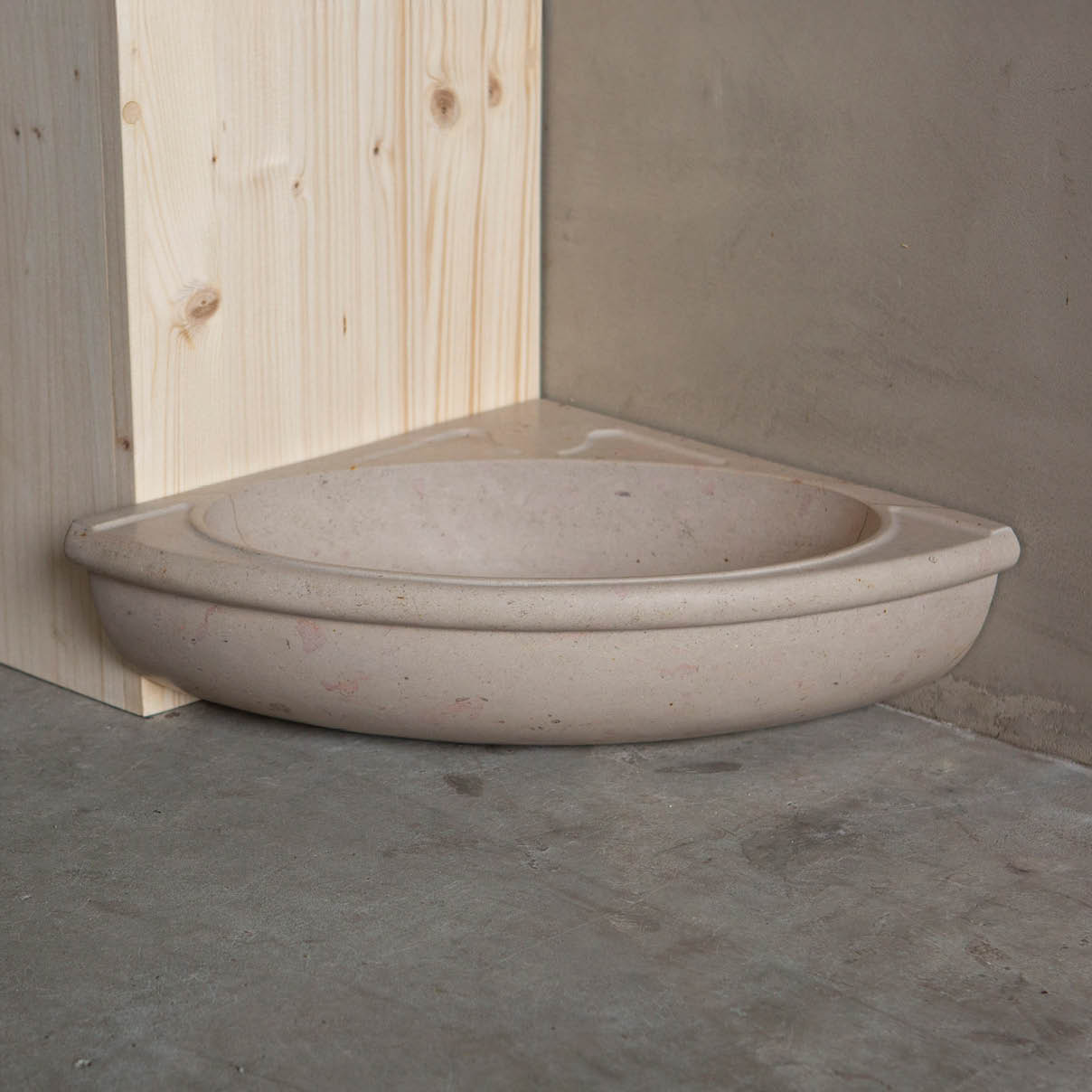 hoekbakje-hoekfontein-hoekwastafel-franse-steen-oudebouwmaterialen-001 Natuurstenen hoekbakken wildbakken Toiletbakjes Kasteelbakjes Oude bakken en hergebruikt natuursteen.