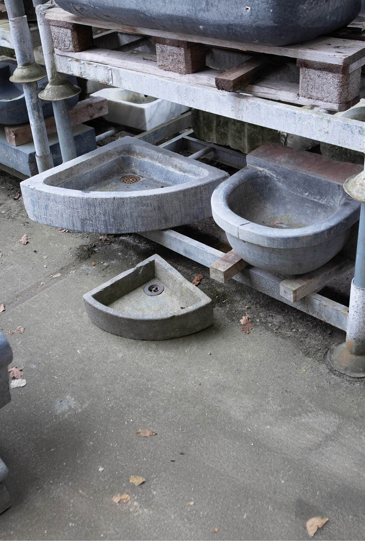 hoekbakje-hoekspoelbak-oud-handenwassertje-lavabo-001 Natuurstenen hoekbakken Oude bak voederbakken natuursteen wildbakken Toiletbakjes Kasteelbakjes Oude bakken en hergebruikt natuursteen.