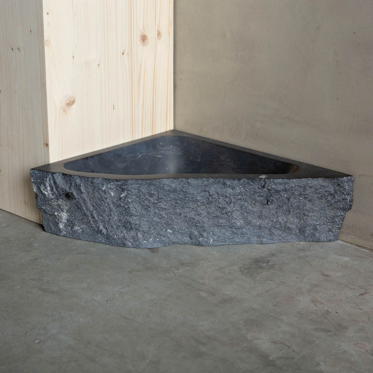 hoekbakje-toilet-wildbak-puur-natuursteen-wastafel-001 Natuurstenen bakken wildbakken Toiletbakjes Kasteelbakjes Oude bakken en hergebruikt natuursteen.