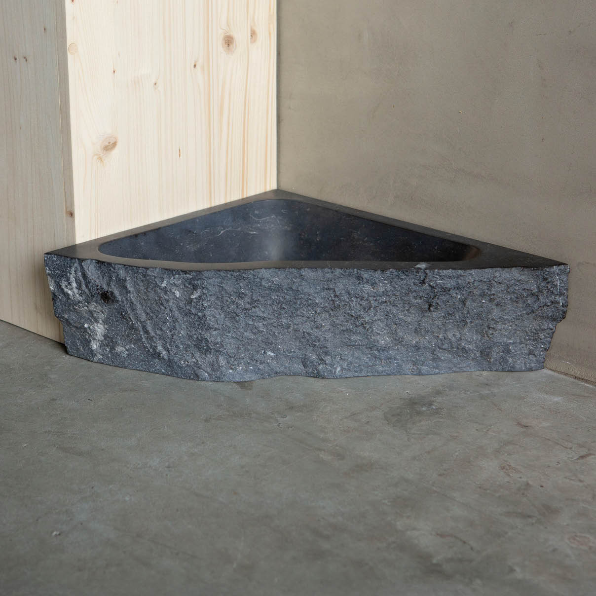 hoekbakje-toilet-wildbak-puur-natuursteen-wastafel-001 Natuurstenen hoekbakken wildbakken Toiletbakjes Kasteelbakjes Oude bakken en hergebruikt natuursteen.