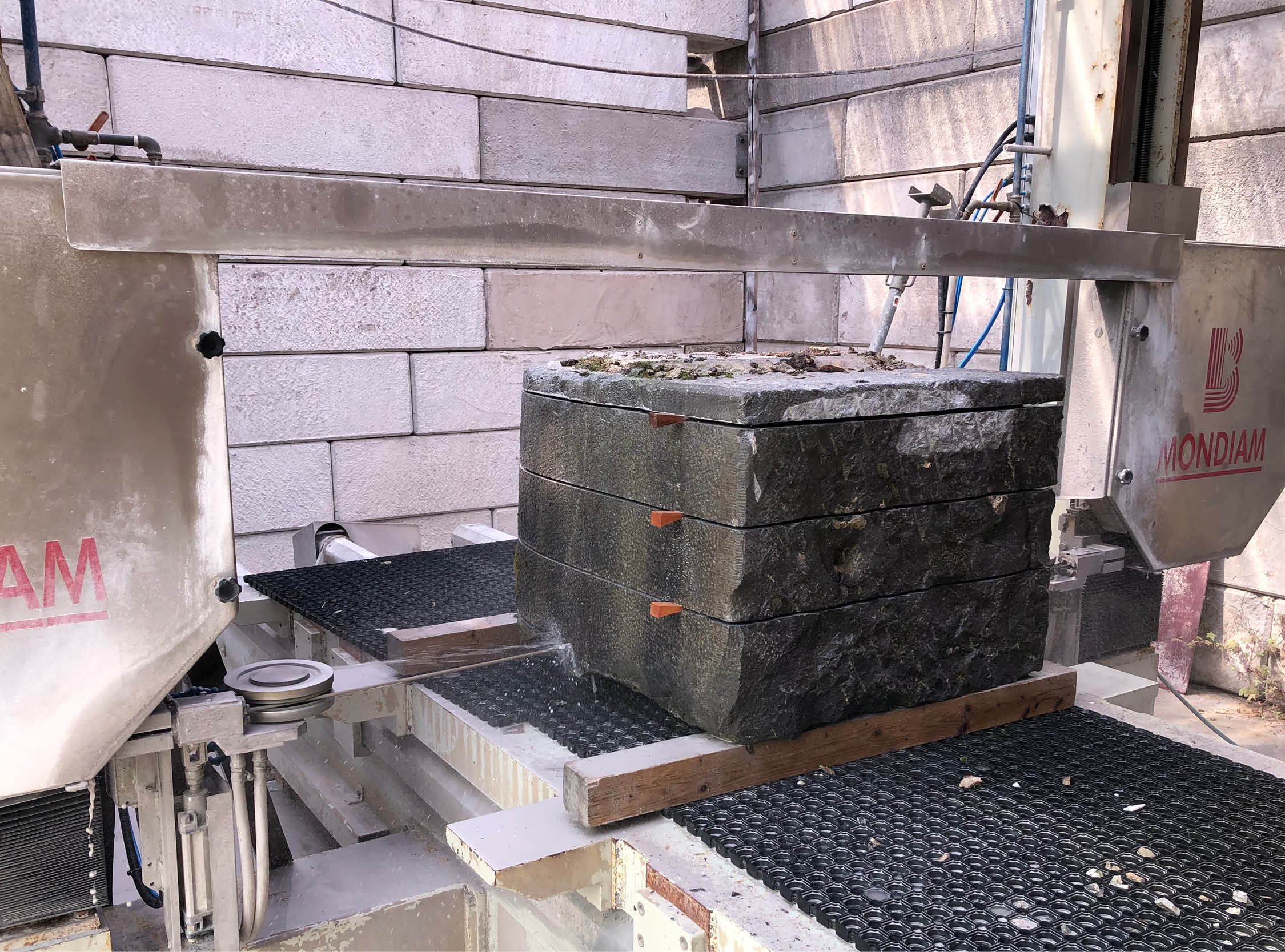 kadeblokken-Zaandijk-lintzaag-janvanijken-hergebruik-001 Natuurstenen bakken wildbakken Toiletbakjes Kasteelbakjes Oude bakken en hergebruikt natuursteen.