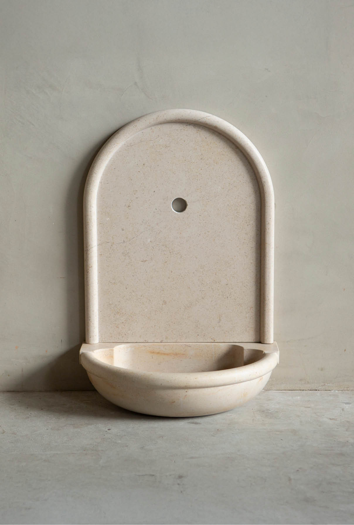kasteelbakje-franse-steen-zandkleur-klassiek-oude-bouwmaterialen-001 Natuurstenen hoekbakken Kasteelbak Kasteelbakjes Belgisch hardsteen wildbakken Toiletbakjes Kasteelbakjes Oude bakken en hergebruikt natuursteen.