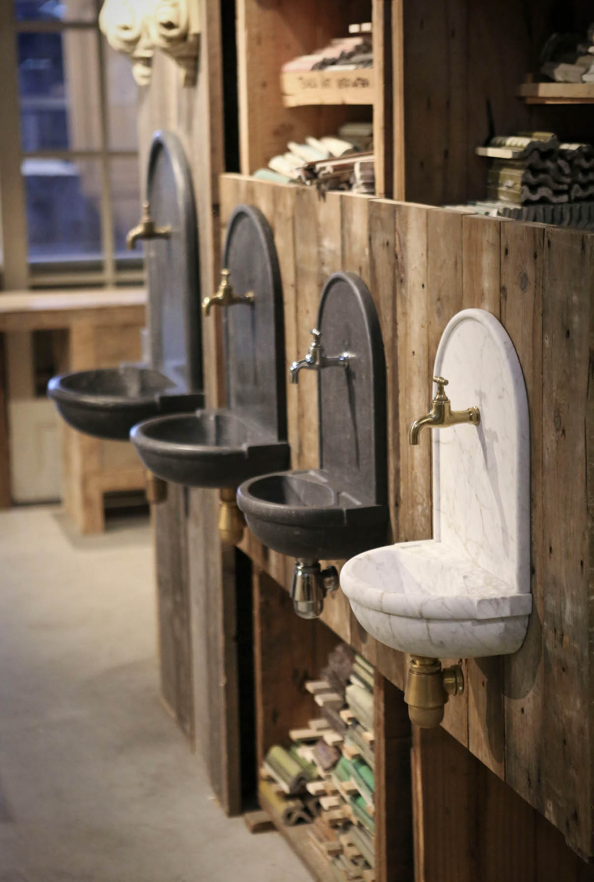 kasteelbakjes-wandfontein-natuursteen-wasbakjes-antiek-marmeren-001 Natuurstenen hoekbakken Kasteelbak Kasteelbakjes Belgisch hardsteen wildbakken Toiletbakjes Kasteelbakjes Oude bakken en hergebruikt natuursteen.