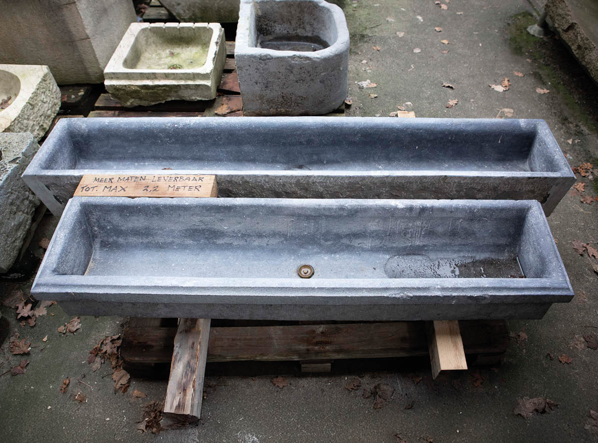 kasteelgoot-oude-goot-hergebruik-hardsteen-janvanijken-001 Natuurstenen hoekbakken Oude bak voederbakken natuursteen wildbakken Toiletbakjes Kasteelbakjes Oude bakken en hergebruikt natuursteen.
