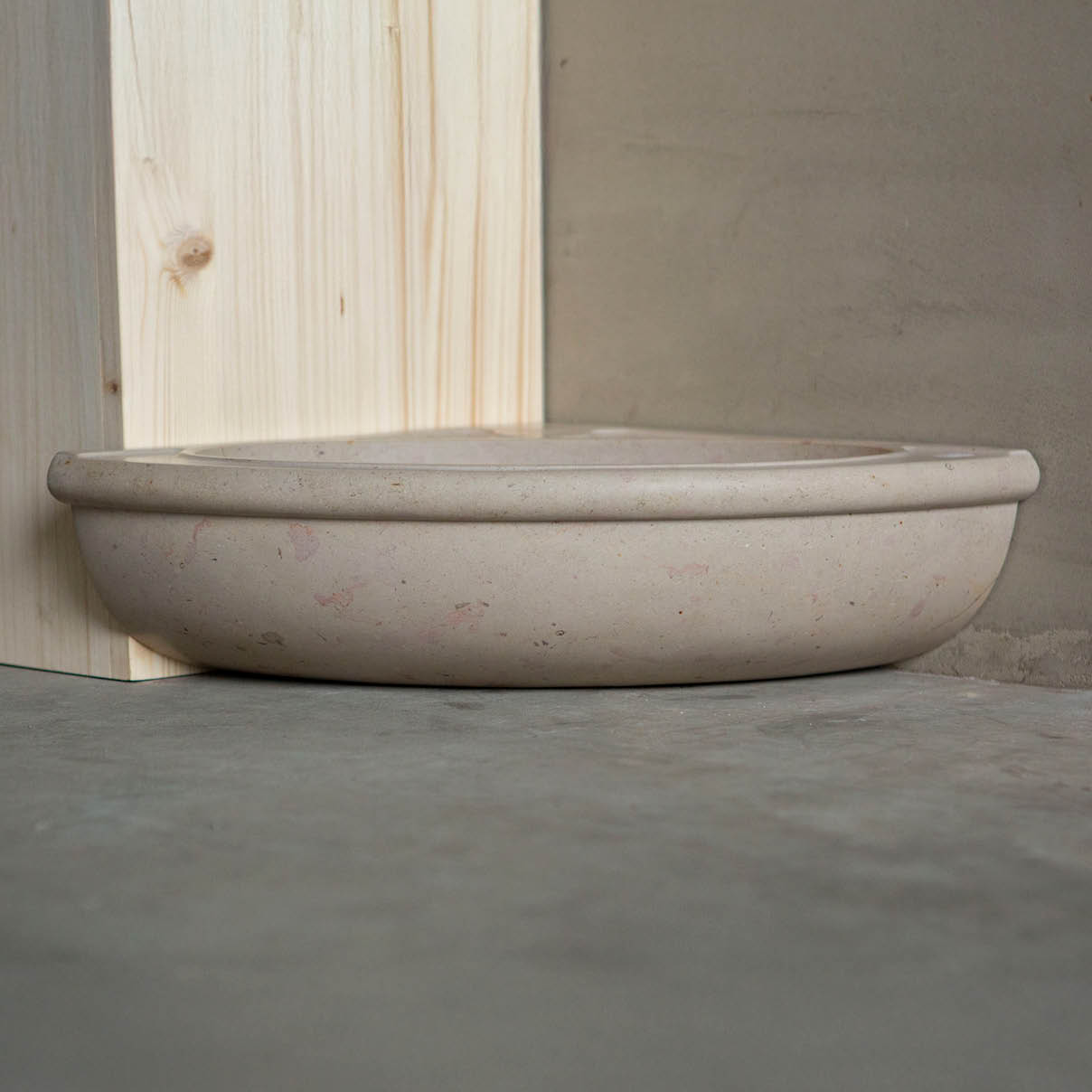 kleine-wasbak-toilet-hoekmodel-wcbakje-janvanijken-001 Natuurstenen hoekbakken wildbakken Toiletbakjes Kasteelbakjes Oude bakken en hergebruikt natuursteen.