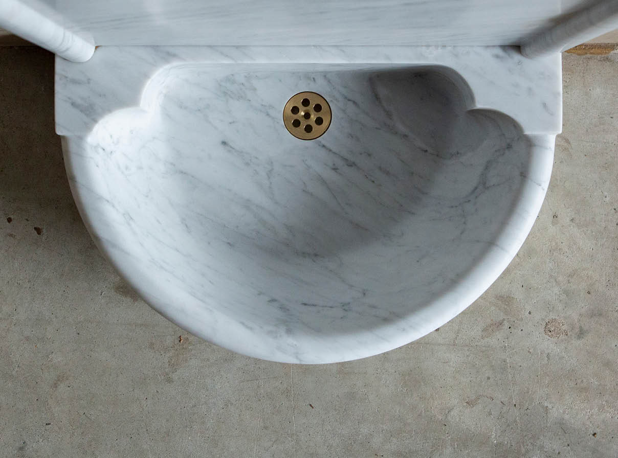 lavabo-handenwassertje-natuursteen-kasteelbakje-janvanijken-001 Natuurstenen hoekbakken Kasteelbak Kasteelbakjes Belgisch hardsteen wildbakken Toiletbakjes Kasteelbakjes Oude bakken en hergebruikt natuursteen.