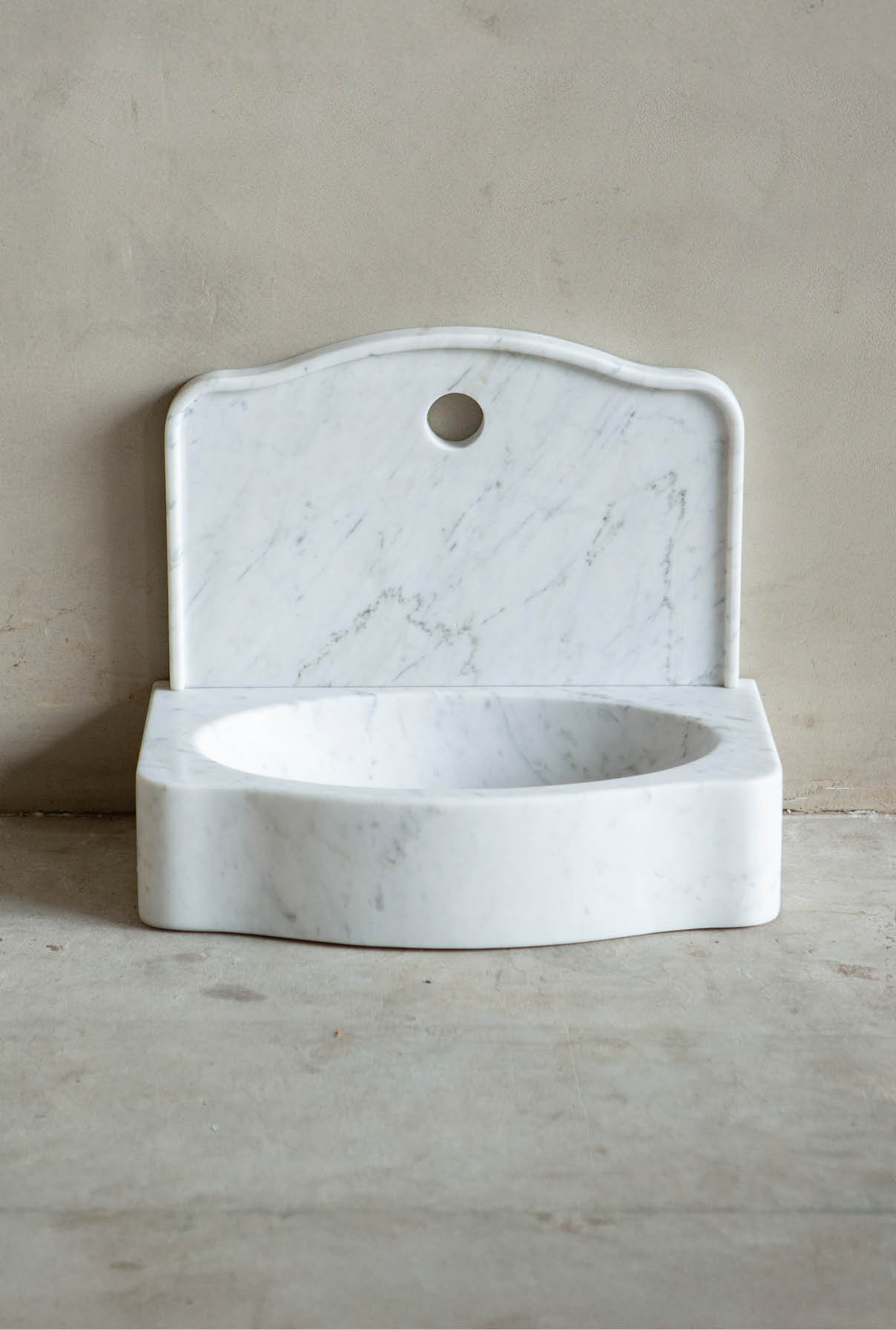 lavabo-sink-vasque-marble-wandbakje-jan-van-ijken-001 Natuurstenen hoekbakken Kasteelbak Kasteelbakjes Belgisch hardsteen wildbakken Toiletbakjes Kasteelbakjes Oude bakken en hergebruikt natuursteen.