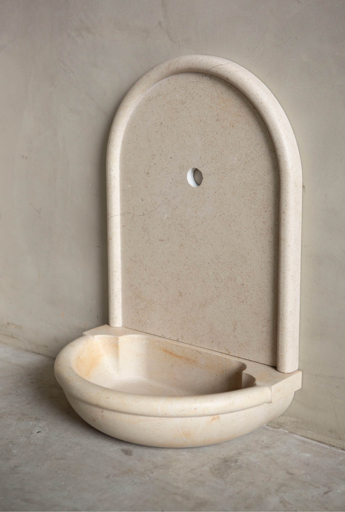 lavabo-toiletwastafel-toiletbakje-natuursteen-wcbakje-001 Natuurstenen hoekbakken Kasteelbak Kasteelbakjes Belgisch hardsteen wildbakken Toiletbakjes Kasteelbakjes Oude bakken en hergebruikt natuursteen.