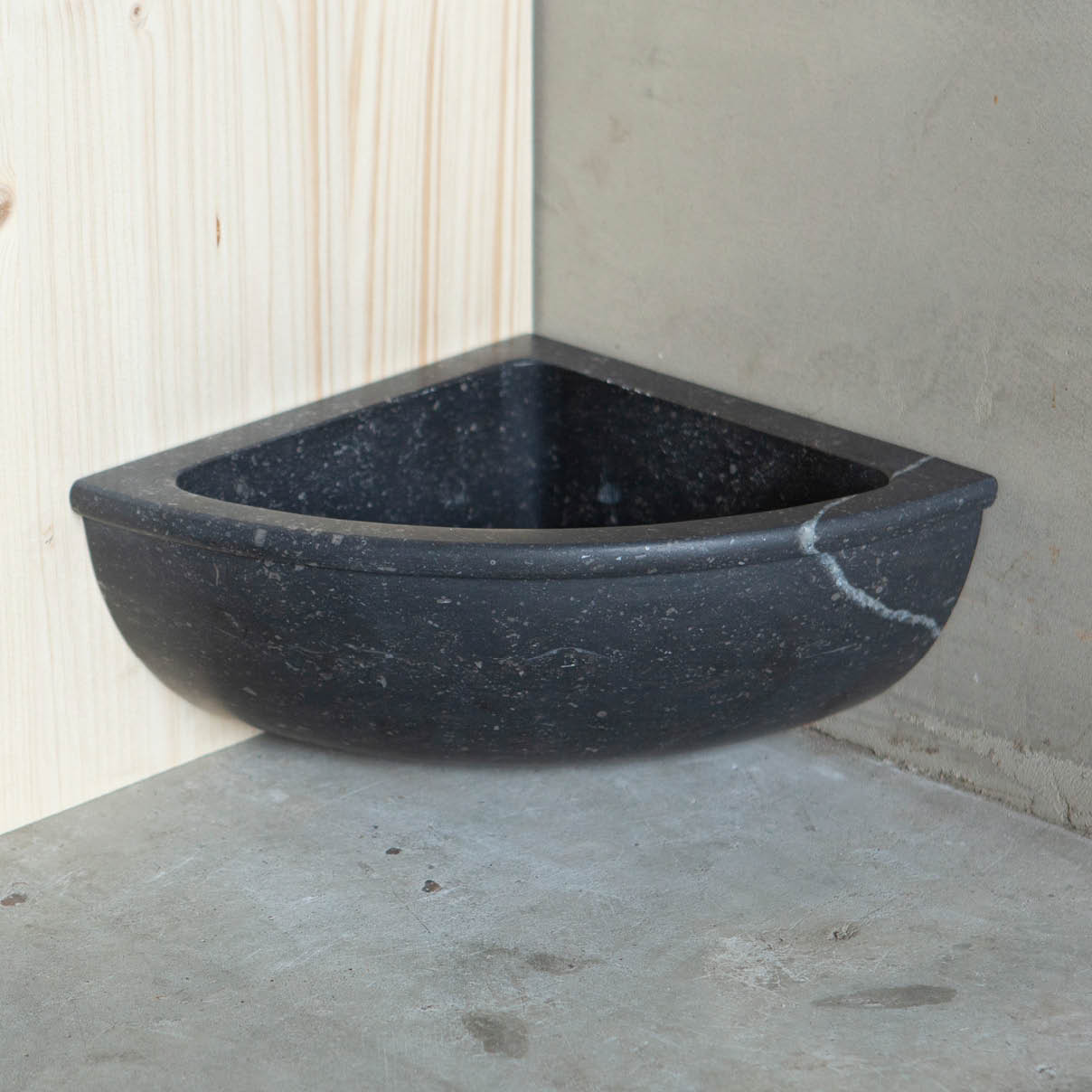 lavabo-waskom-pompbak-belgisch-hardsteen-oude-bouwmaterialen-001 Natuurstenen hoekbakken wildbakken Toiletbakjes Kasteelbakjes Oude bakken en hergebruikt natuursteen.