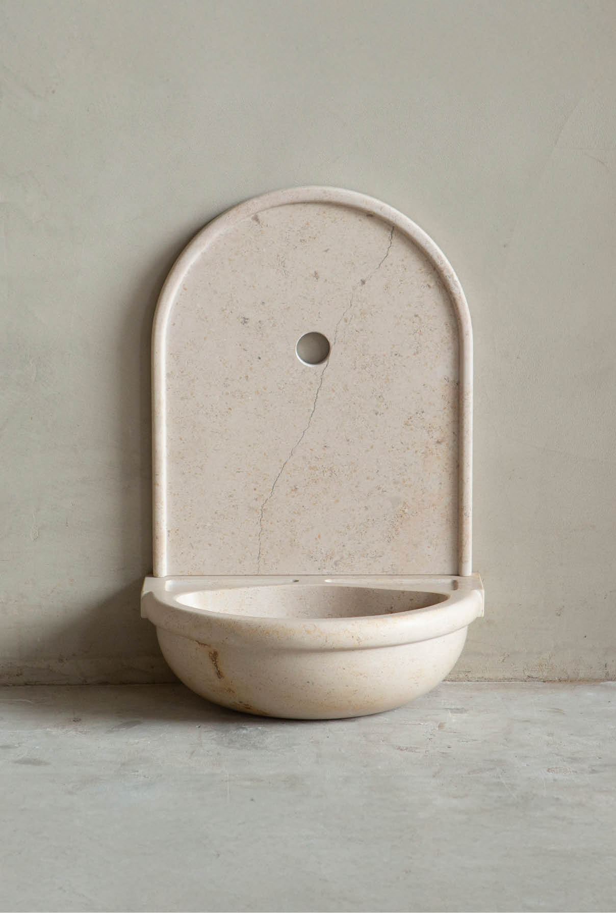 natuurstenen-wasbak-rug-klassiek-oude-bouwmaterialen-001 Natuurstenen hoekbakken Kasteelbak Kasteelbakjes Belgisch hardsteen wildbakken Toiletbakjes Kasteelbakjes Oude bakken en hergebruikt natuursteen.