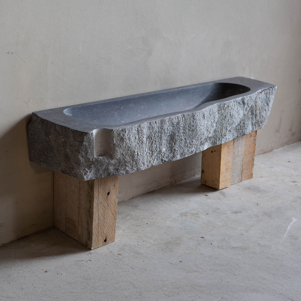 natuurstenen-wastafel-grillig-natuurlijk-bijzonder-jan-van-ijken-001 Natuurstenen bakken wildbakken Toiletbakjes Kasteelbakjes Oude bakken en hergebruikt natuursteen.