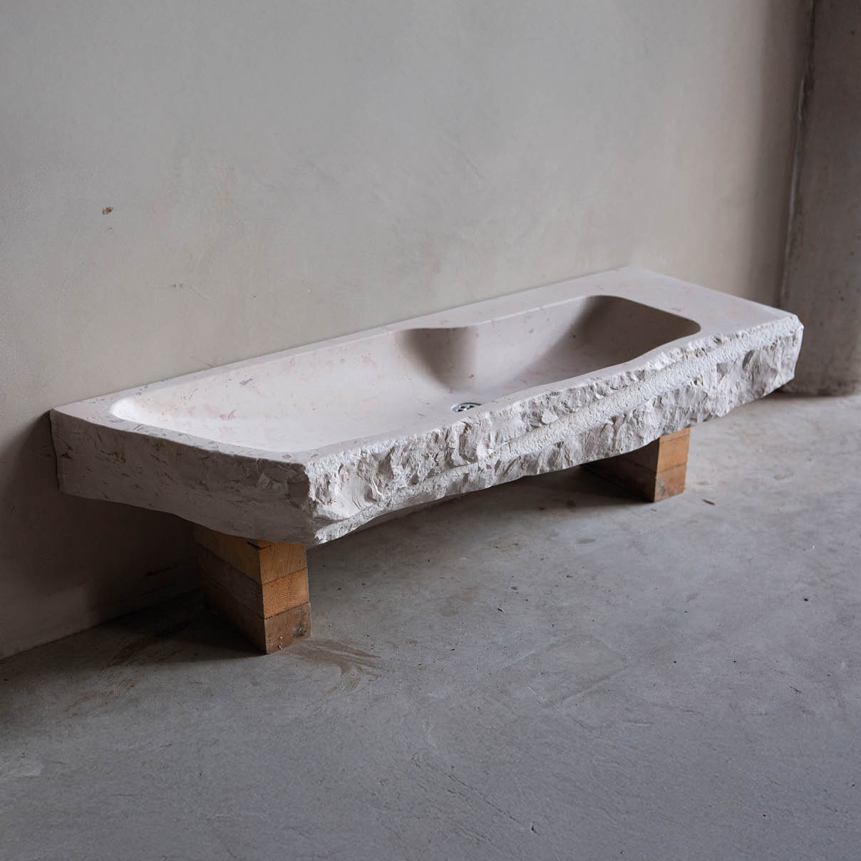 natuurstenen-wastafel-zandkleur-grillig-oude-bouwmaterialen-001 Natuurstenen bakken wildbakken Toiletbakjes Kasteelbakjes Oude bakken en hergebruikt natuursteen.