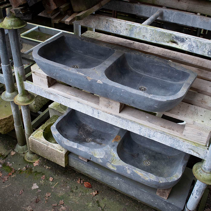 oude-bak-belgisch-hardsteen-001 Natuurstenen hoekbakken Oude bak voederbakken natuursteen wildbakken Toiletbakjes Kasteelbakjes Oude bakken en hergebruikt natuursteen.