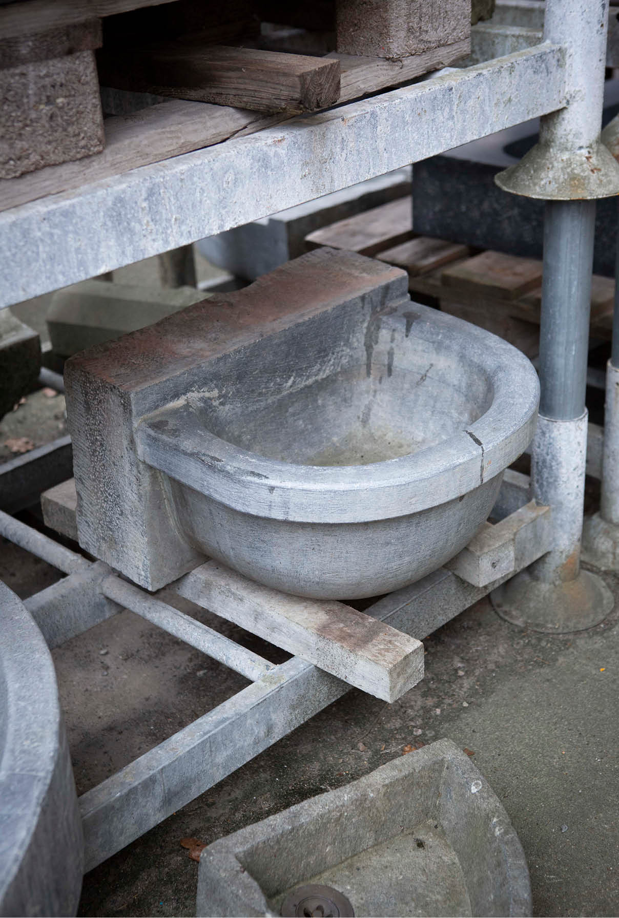 oude-bak-wasbak-trog-natuursteen-bouwmaterialen-001 Natuurstenen hoekbakken Oude bak voederbakken natuursteen wildbakken Toiletbakjes Kasteelbakjes Oude bakken en hergebruikt natuursteen.