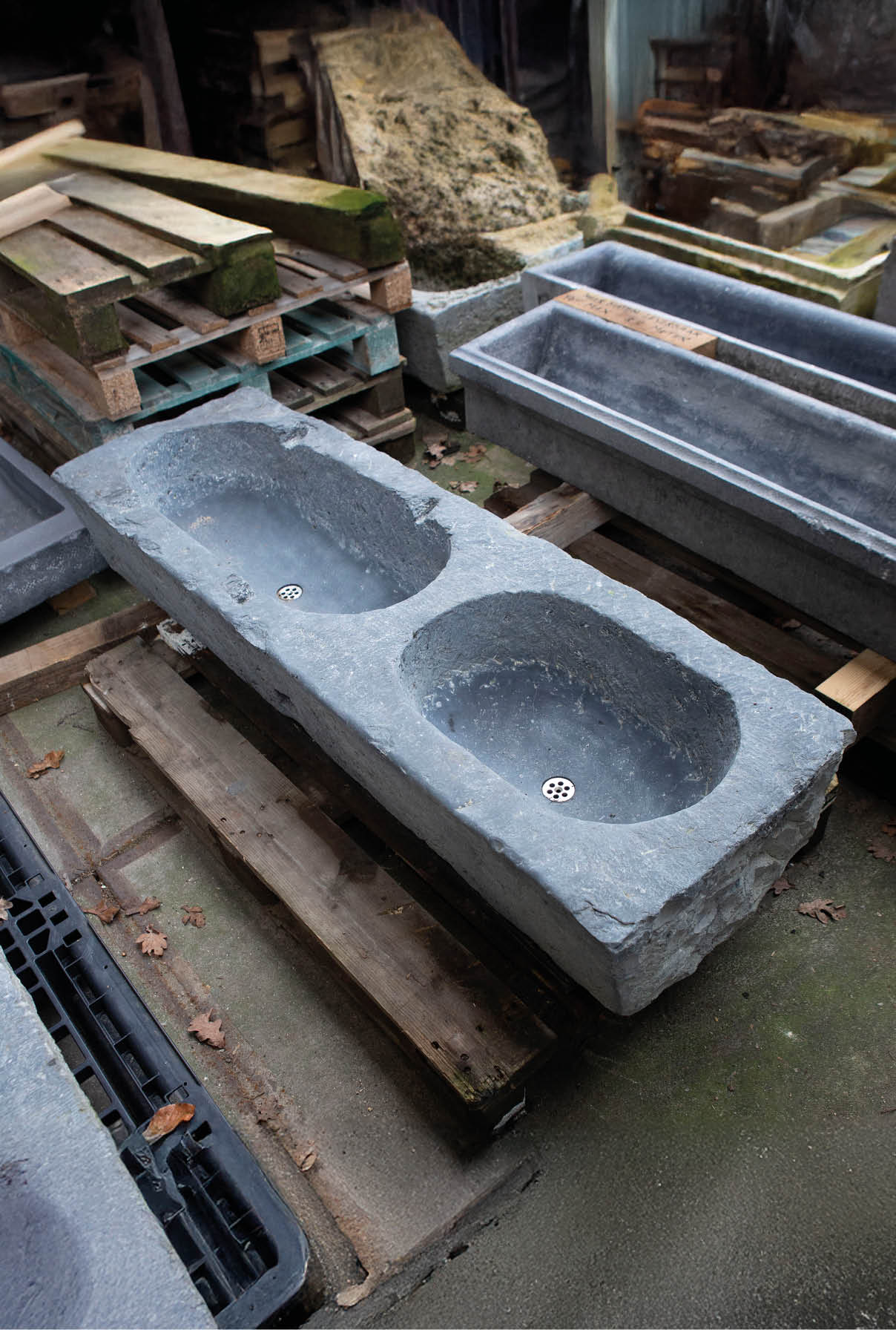 oude-steen-lavabo-pierre-bleue-voerderbak-janvanijken-001 Natuurstenen hoekbakken Oude bak voederbakken natuursteen wildbakken Toiletbakjes Kasteelbakjes Oude bakken en hergebruikt natuursteen.