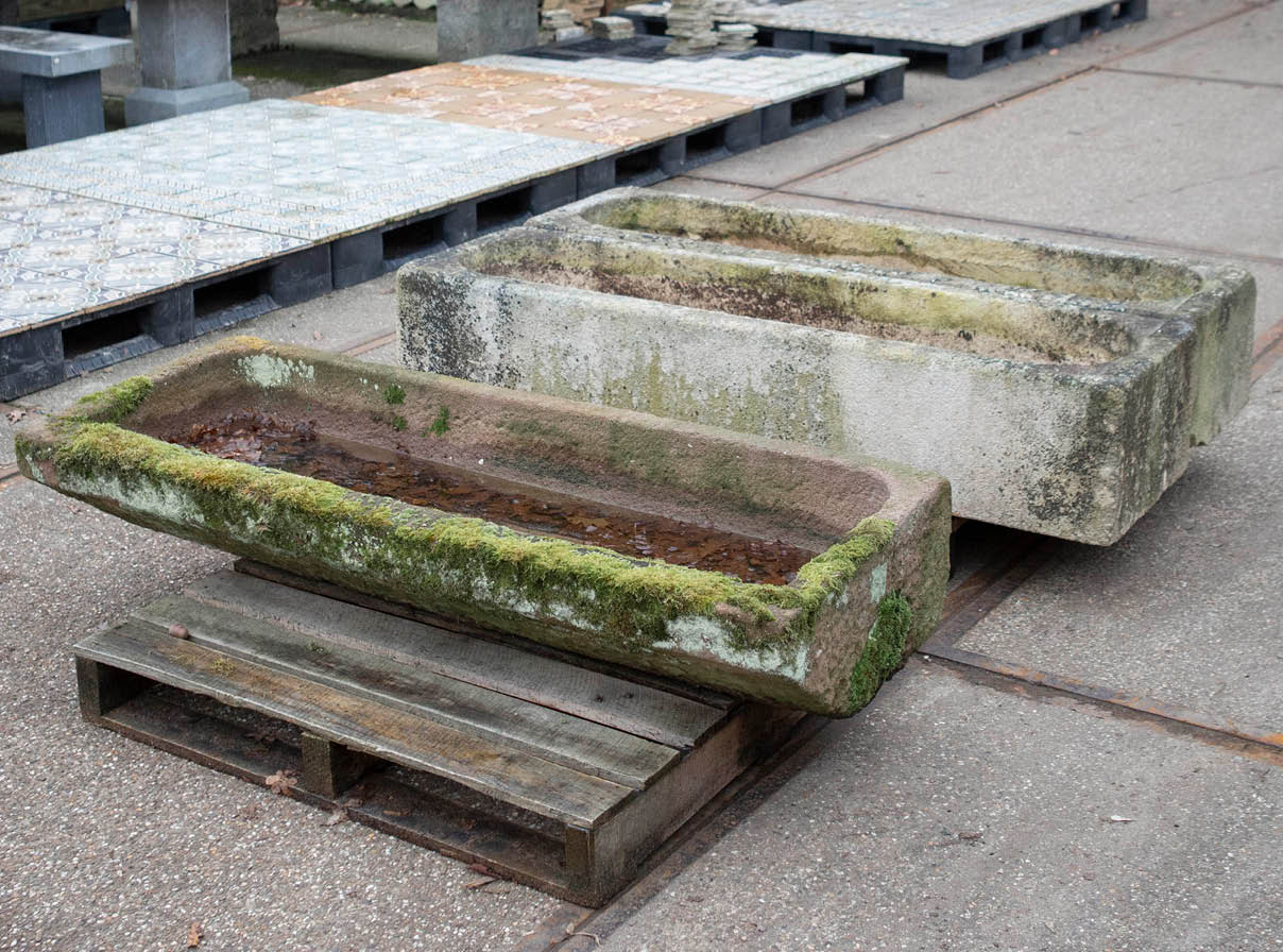 oude-stenen-bakken-bak-natuursteen-janvanijken-001 Natuurstenen hoekbakken Oude bak voederbakken natuursteen wildbakken Toiletbakjes Kasteelbakjes Oude bakken en hergebruikt natuursteen.