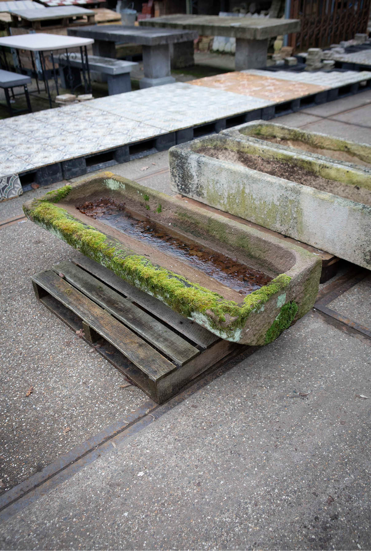 oude-stenen-bakken-bak-natuursteen-oude-bouwmaterialen-001 Natuurstenen hoekbakken Oude bak voederbakken natuursteen wildbakken Toiletbakjes Kasteelbakjes Oude bakken en hergebruikt natuursteen.
