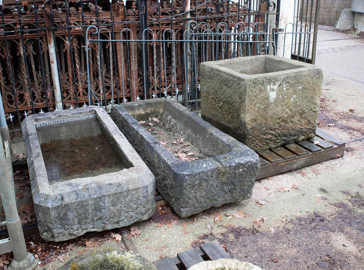 oude-troggen-waterbakje-wasbakje-tuin-janvanijken-001 Natuurstenen hoekbakken Oude bak voederbakken natuursteen wildbakken Toiletbakjes Kasteelbakjes Oude bakken en hergebruikt natuursteen.