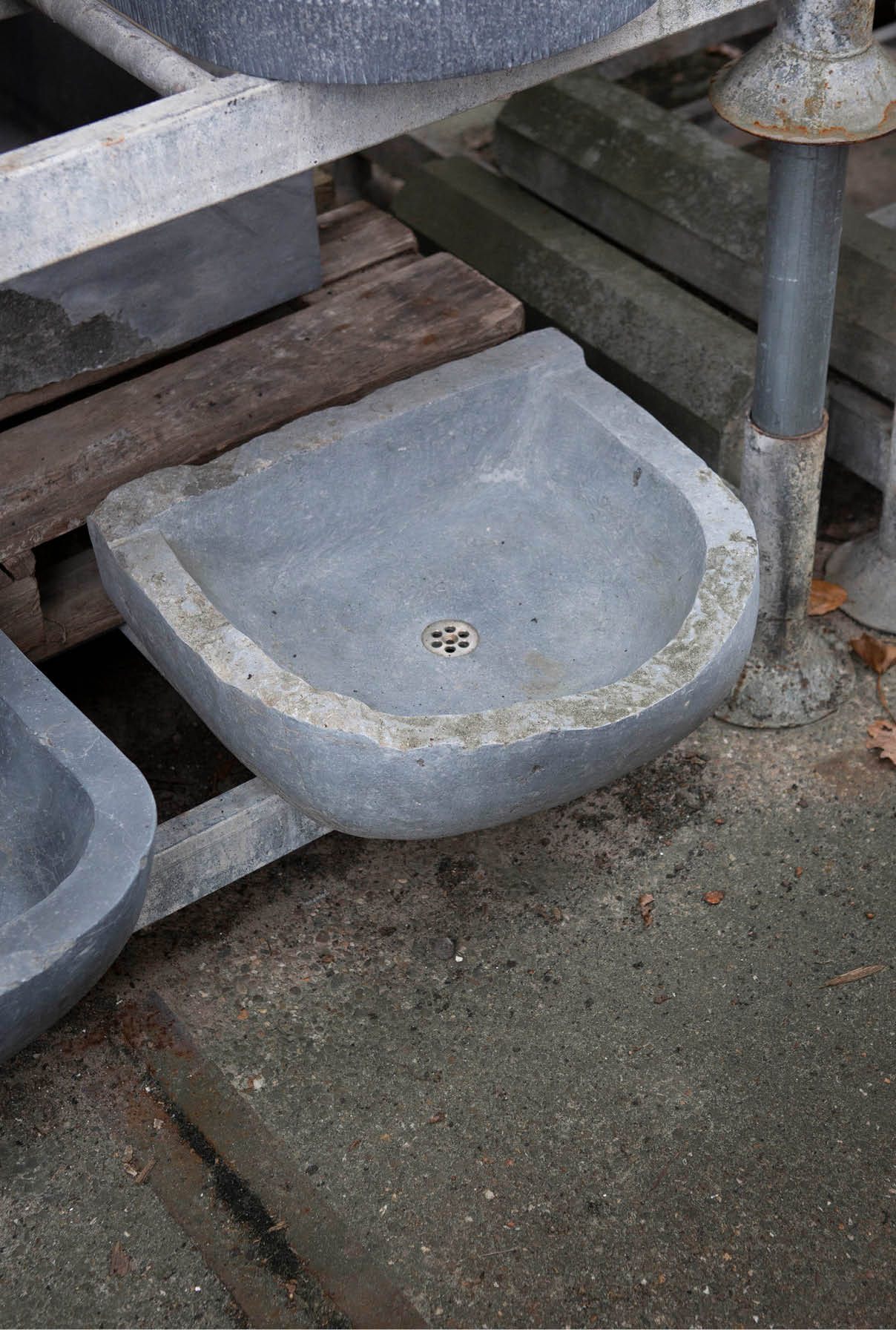 oude-wasbak-circulair-lavabo-voederbakje-oudebouwmaterialen-001 Natuurstenen hoekbakken Oude bak voederbakken natuursteen wildbakken Toiletbakjes Kasteelbakjes Oude bakken en hergebruikt natuursteen.