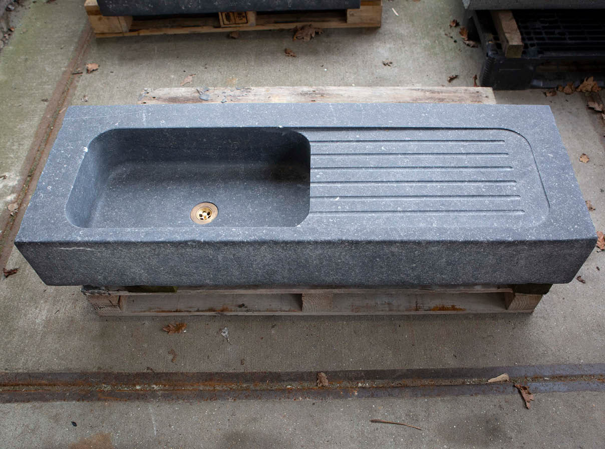 oude-wasbak-wastafel-keukenbak-rustiek-oude-bouwmaterialen-001 Natuurstenen hoekbakken Oude bak voederbakken natuursteen wildbakken Toiletbakjes Kasteelbakjes Oude bakken en hergebruikt natuursteen.