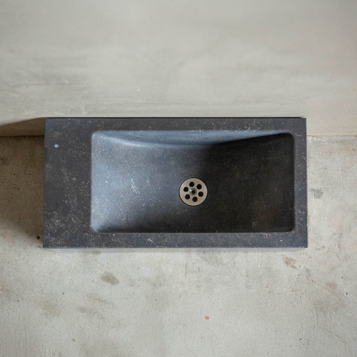 pierre-belge-lavabo-fonteintje-wcbakje-jan-van-ijken-001 Natuurstenen hoekbakken Toiletbakje Rocherons wildbakken Toiletbakjes Kasteelbakjes Oude bakken en hergebruikt natuursteen.