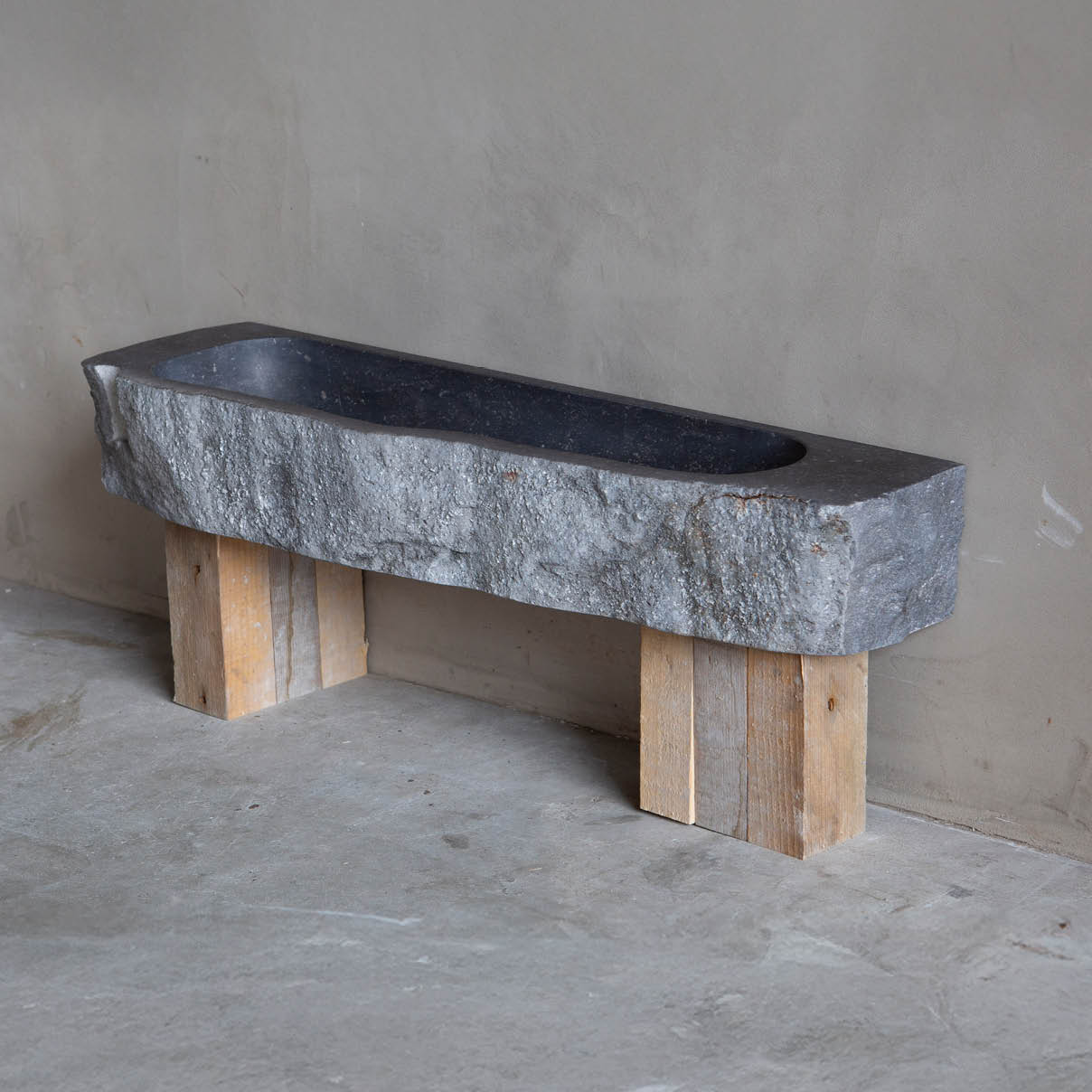 pierre-bleue-noir-vasque-bijzonder-oude-bouwmaterialen-001 Natuurstenen bakken wildbakken Toiletbakjes Kasteelbakjes Oude bakken en hergebruikt natuursteen.