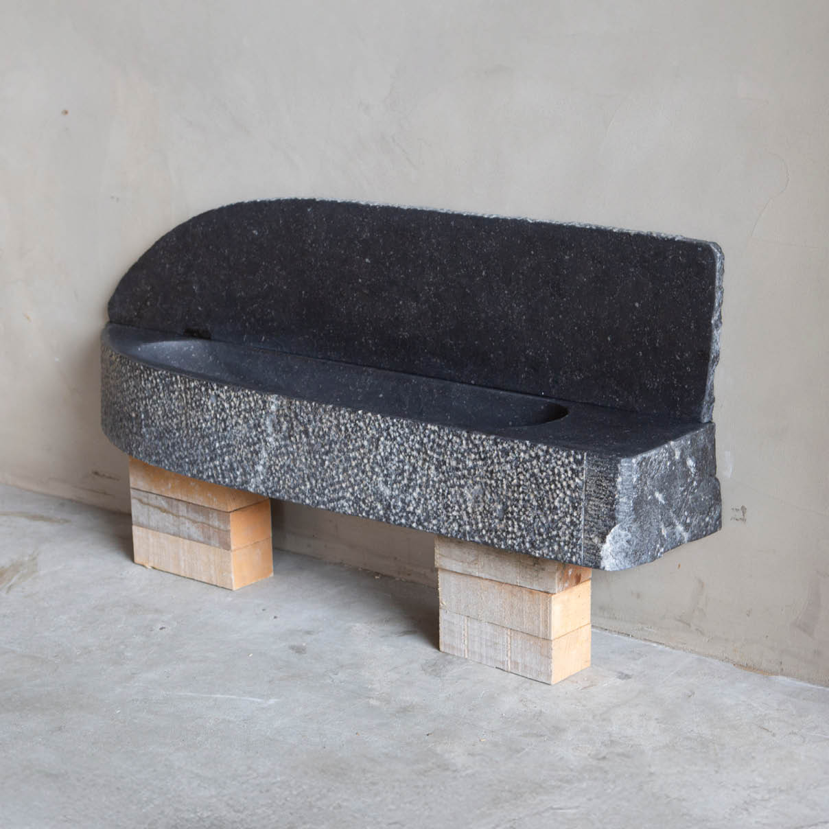 pompbak-wasbak-met-rug-maatwerk-oude-bouwmaterialen-001 Natuurstenen bakken wildbakken Toiletbakjes Kasteelbakjes Oude bakken en hergebruikt natuursteen.