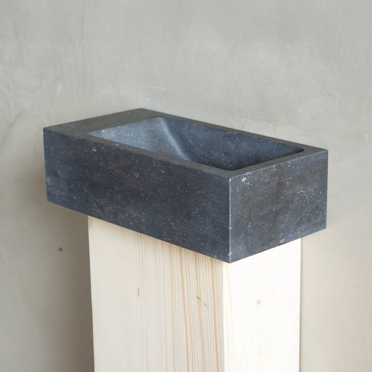 pompbakje-kleine-ruimte-handenwasser-fontein-janvanijken-001 Natuurstenen hoekbakken Toiletbakje Rocherons wildbakken Toiletbakjes Kasteelbakjes Oude bakken en hergebruikt natuursteen.