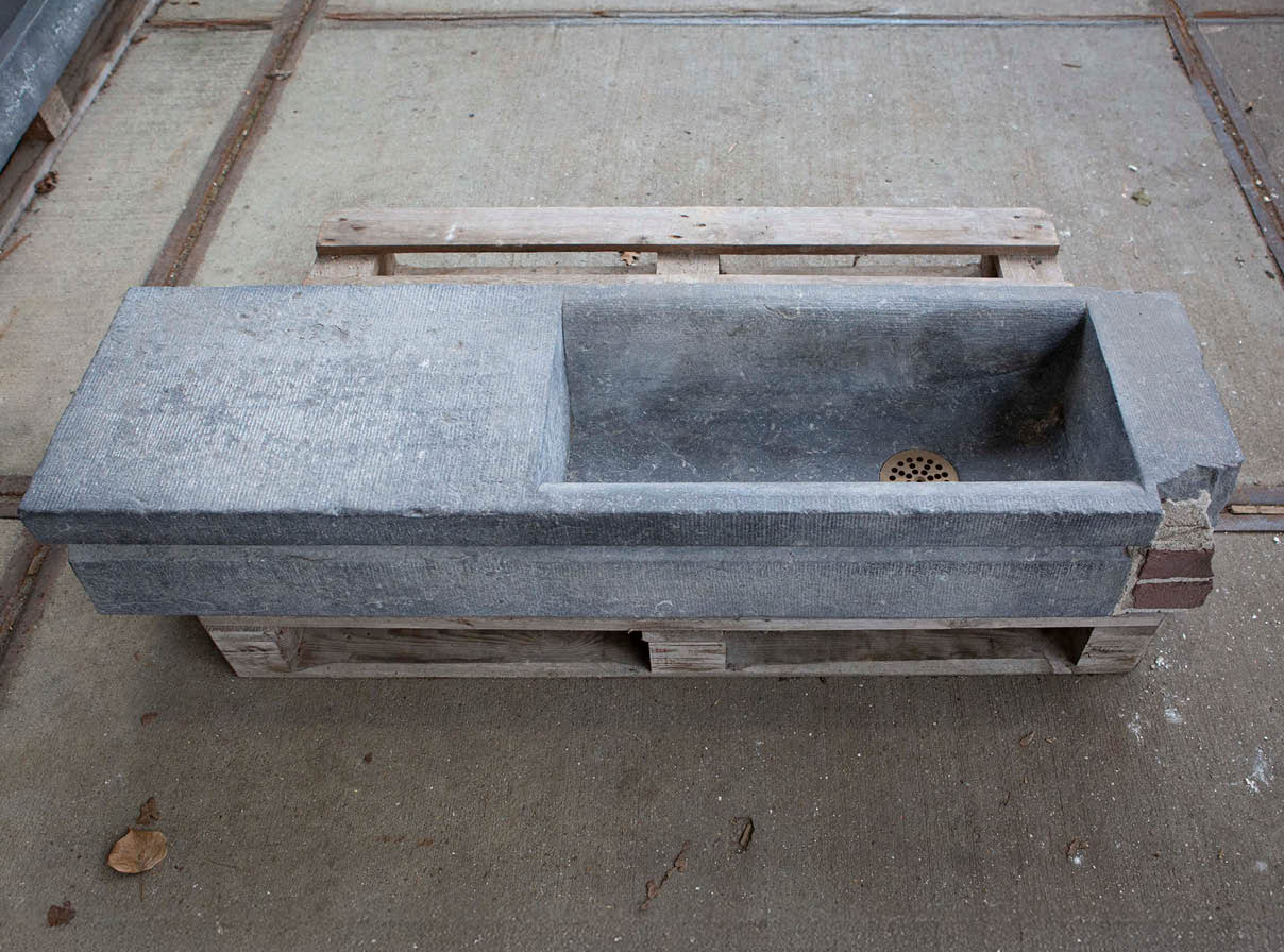 raamdorpel-arduin-oude-steen-hergebruik-janvanijken-001 Natuurstenen hoekbakken Oude bak voederbakken natuursteen wildbakken Toiletbakjes Kasteelbakjes Oude bakken en hergebruikt natuursteen.