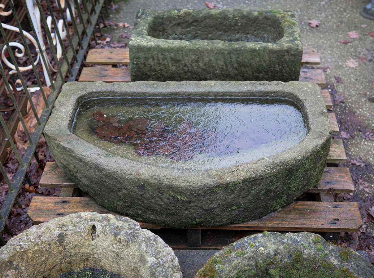 ronde-troggen-oude-steen-rustiek-decoratie-jan-van-ijken-001 Natuurstenen hoekbakken Oude bak voederbakken natuursteen wildbakken Toiletbakjes Kasteelbakjes Oude bakken en hergebruikt natuursteen.