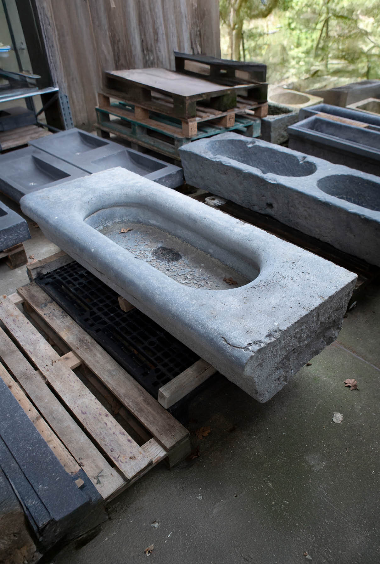 spoelbak-voederbak-belgisch-hardsteen-arduin-oud-001 Natuurstenen hoekbakken Oude bak voederbakken natuursteen wildbakken Toiletbakjes Kasteelbakjes Oude bakken en hergebruikt natuursteen.