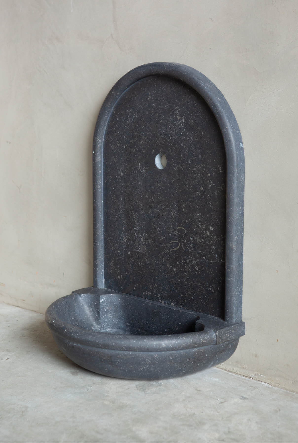 toiletbakje-arduin-lavabo-pierre-bleue-noir-janvanijken-001 Natuurstenen hoekbakken Kasteelbak Kasteelbakjes Belgisch hardsteen wildbakken Toiletbakjes Kasteelbakjes Oude bakken en hergebruikt natuursteen.