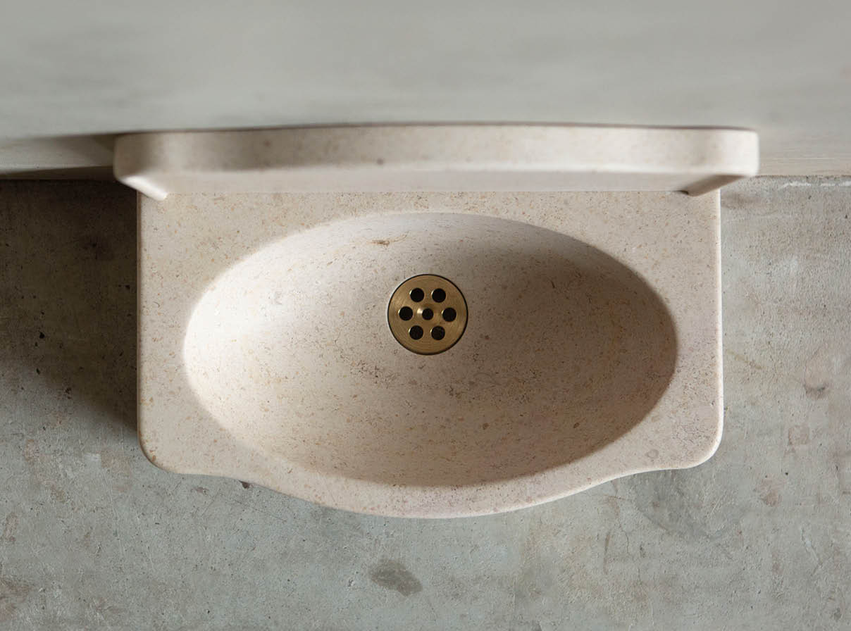toiletbakje-lavabo-klassiek-handenwassertje-sink-001 Natuurstenen hoekbakken Kasteelbak Kasteelbakjes Belgisch hardsteen wildbakken Toiletbakjes Kasteelbakjes Oude bakken en hergebruikt natuursteen.