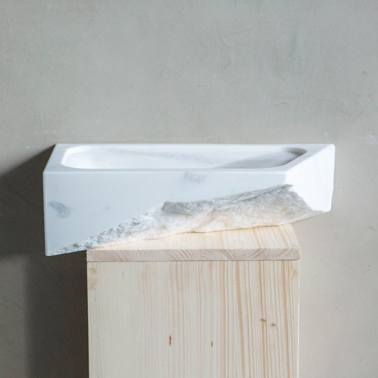toiletbakje-marmer-puur-uniek-maatwerk-oude-bouwmaterialen-001 Natuurstenen hoekbakken Toiletbakje Rocherons wildbakken Toiletbakjes Kasteelbakjes Oude bakken en hergebruikt natuursteen.