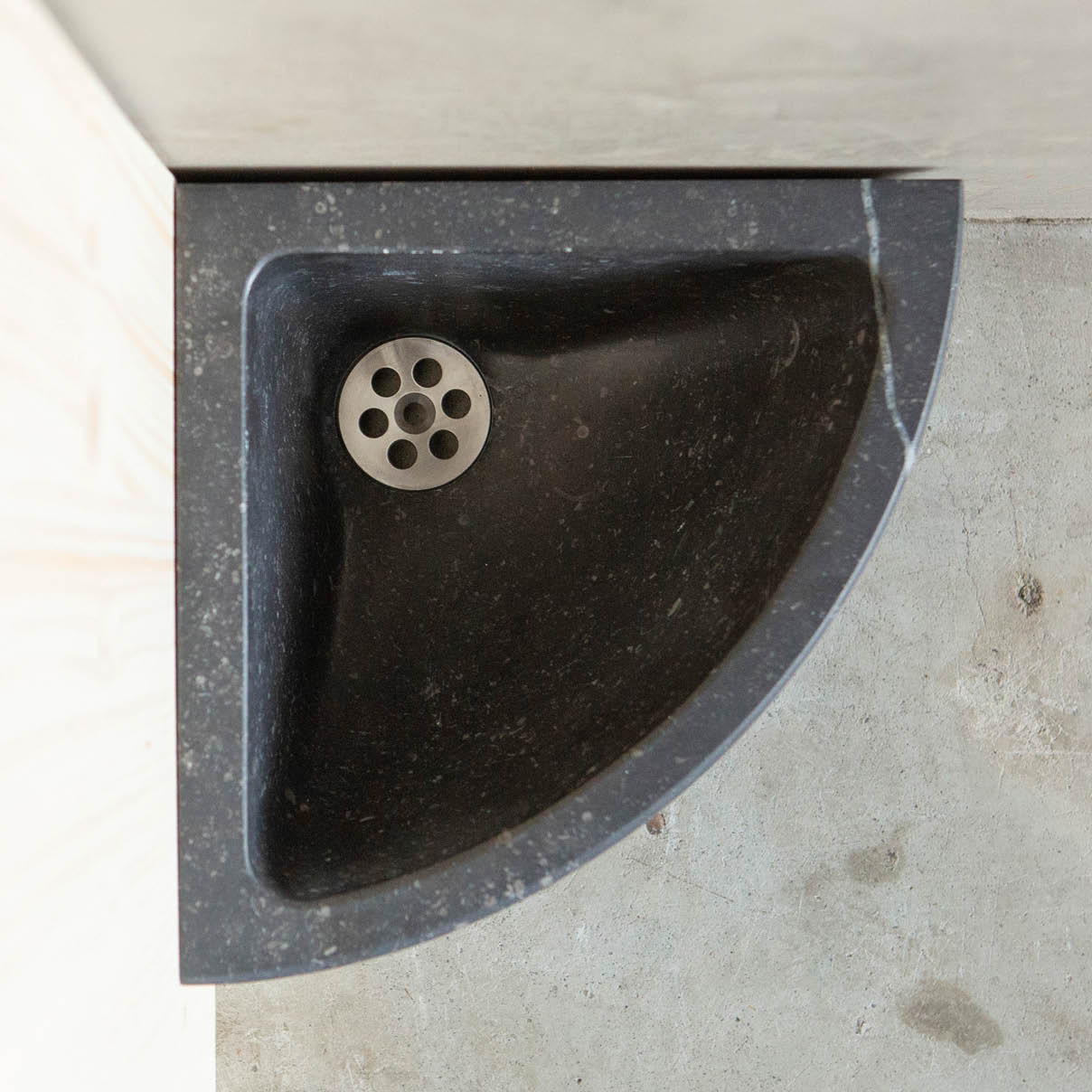 toiletbakje-natuursteen-fonteintje-wastafel-hoekbak-oudebouwmaterialen-001 Natuurstenen hoekbakken wildbakken Toiletbakjes Kasteelbakjes Oude bakken en hergebruikt natuursteen.