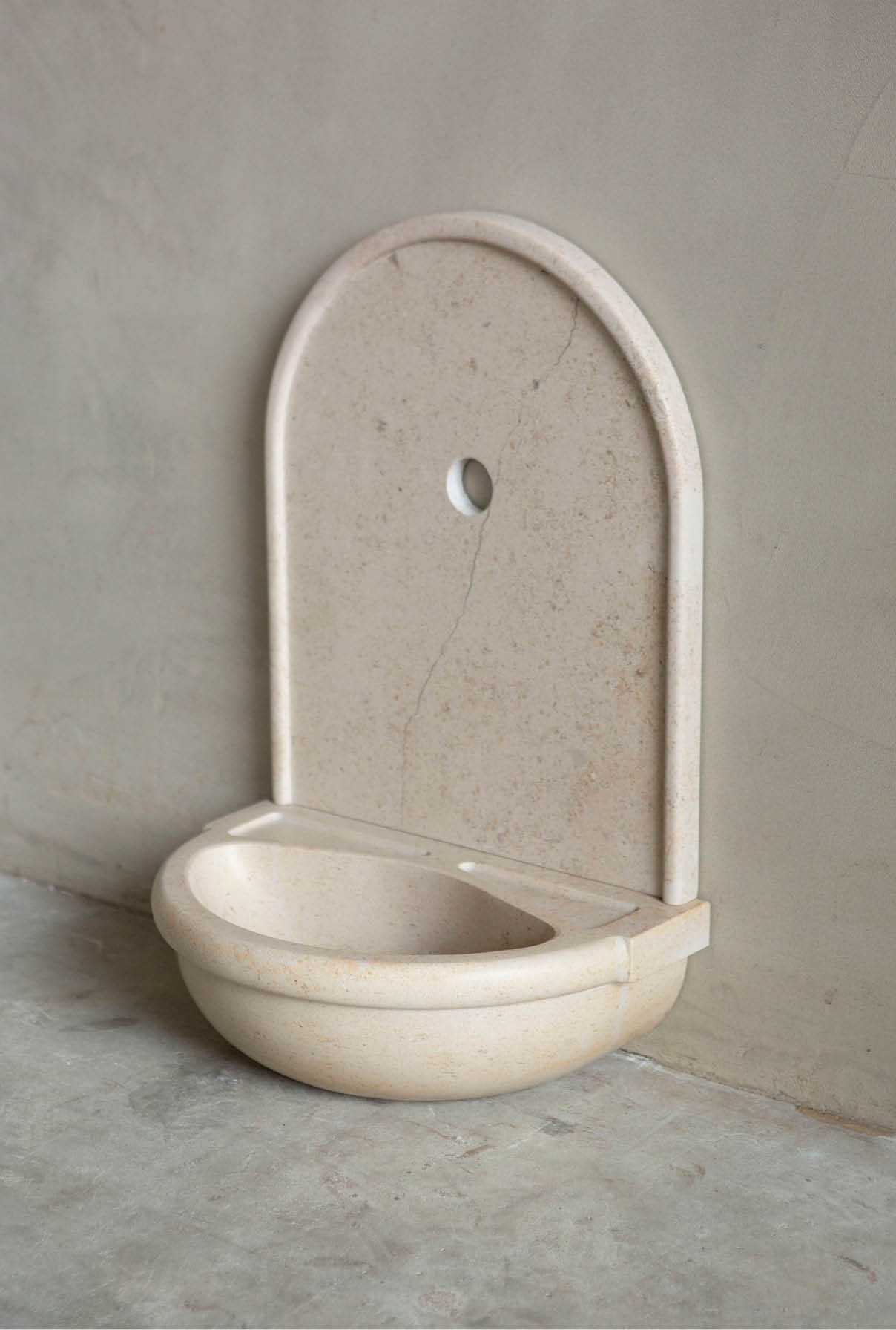 toiletfontein-chateau-wandbakje-franse-steen-oudebouwmaterialen-001 Natuurstenen hoekbakken Kasteelbak Kasteelbakjes Belgisch hardsteen wildbakken Toiletbakjes Kasteelbakjes Oude bakken en hergebruikt natuursteen.