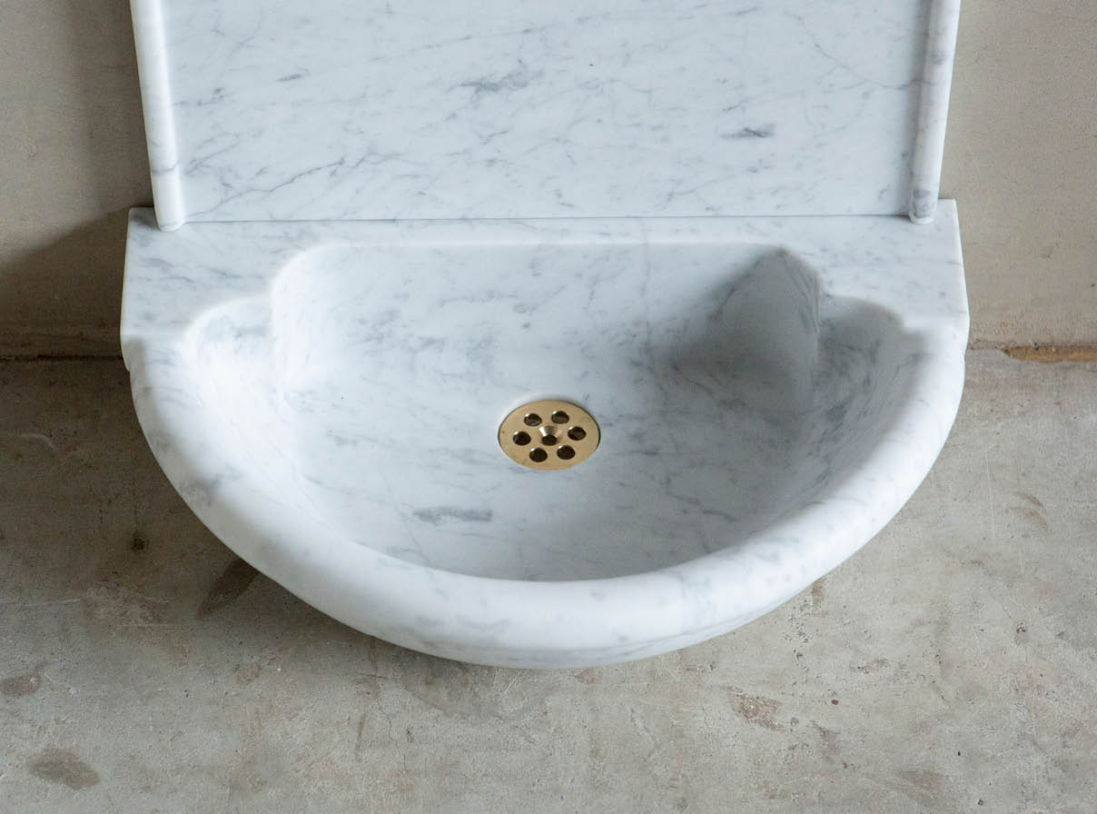 toiletfontein-marmeren-wandfontein-marmer-natuursteen-001 Natuurstenen hoekbakken Kasteelbak Kasteelbakjes Belgisch hardsteen wildbakken Toiletbakjes Kasteelbakjes Oude bakken en hergebruikt natuursteen.