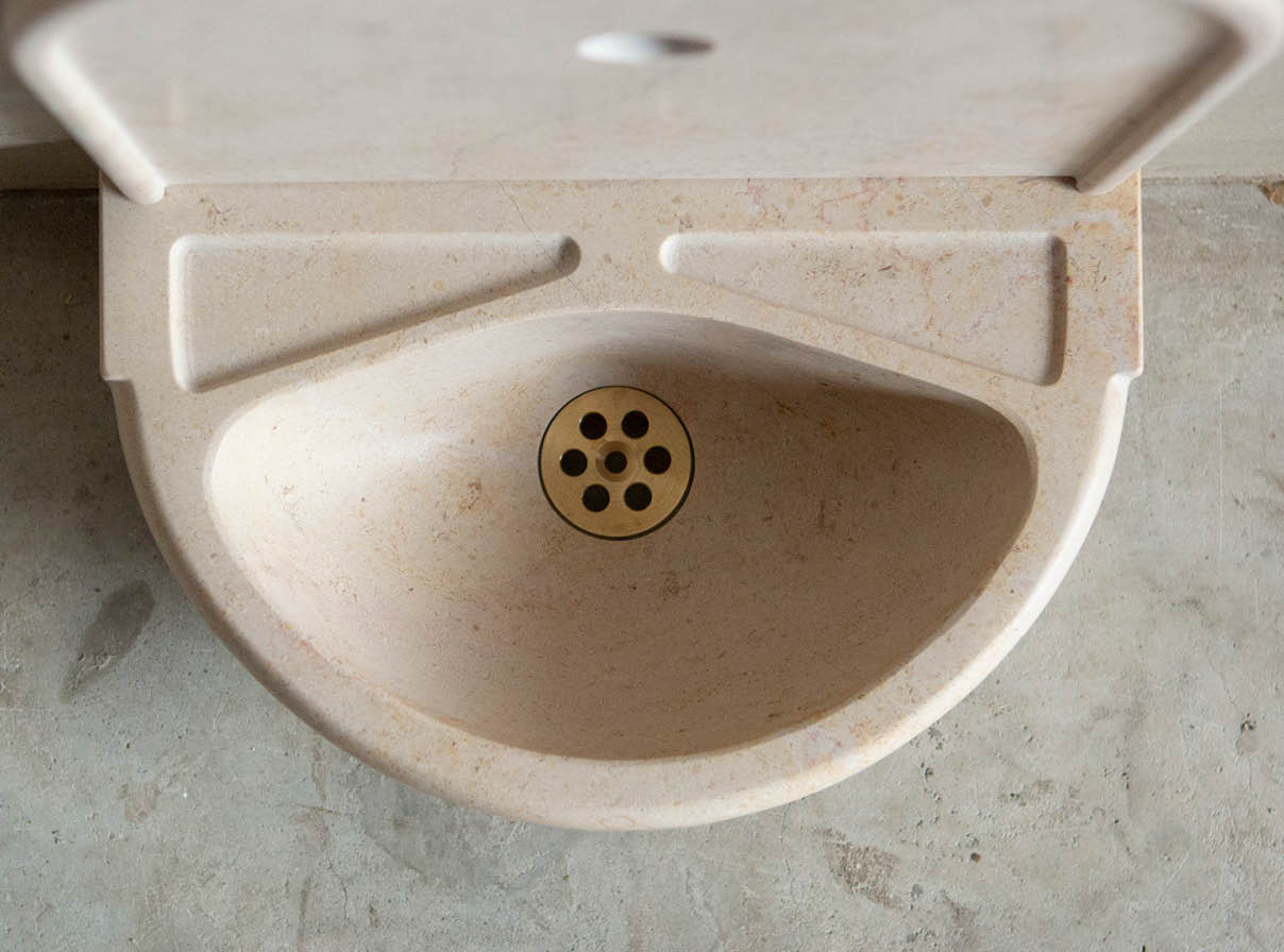 toiletfontein-sink-chateau-classic-natuursteen-janvanijken-001 Natuurstenen hoekbakken Kasteelbak Kasteelbakjes Belgisch hardsteen wildbakken Toiletbakjes Kasteelbakjes Oude bakken en hergebruikt natuursteen.