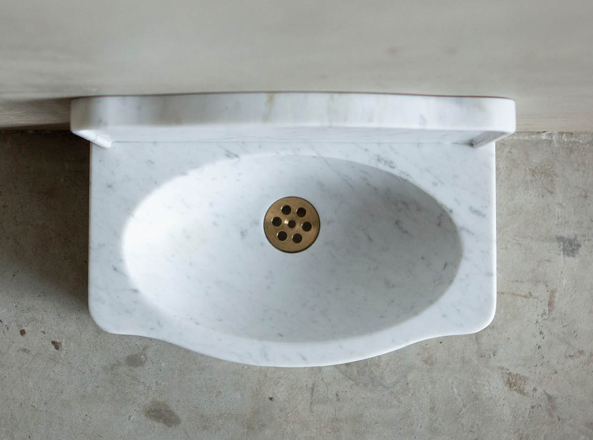 toiletfontein-wcbakje-fonteintje-bak-met-rug-001 Natuurstenen hoekbakken Kasteelbak Kasteelbakjes Belgisch hardsteen wildbakken Toiletbakjes Kasteelbakjes Oude bakken en hergebruikt natuursteen.