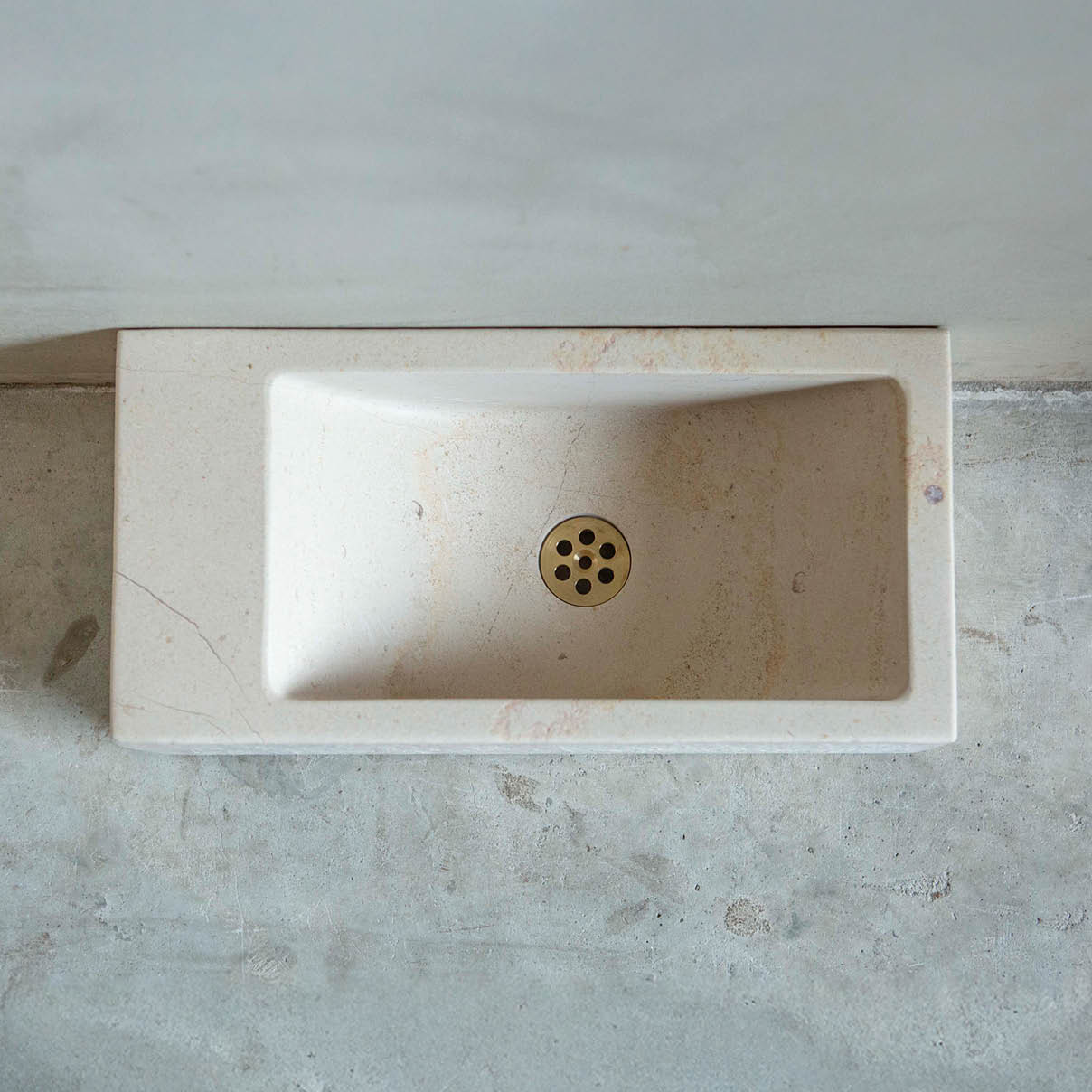 toiletfonteintje-wastafel-natuursteen-wcbakje-oude-bouwmaterialen-001 Natuurstenen hoekbakken Toiletbakje Rocherons wildbakken Toiletbakjes Kasteelbakjes Oude bakken en hergebruikt natuursteen.