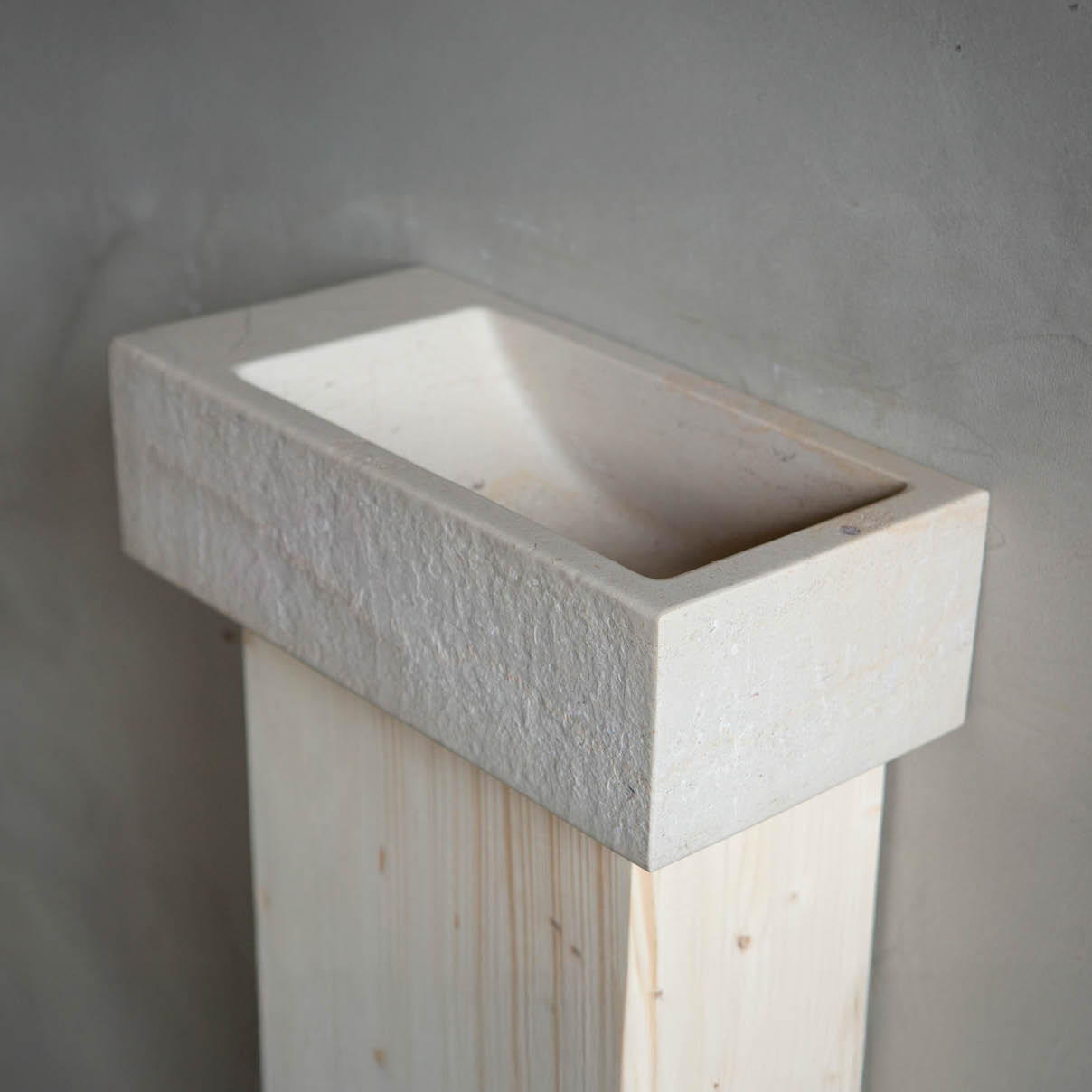 toiletwastafel-handenwassertje-lavabo-pompbakje-toilet-janvanijken-001 Natuurstenen hoekbakken Toiletbakje Rocherons wildbakken Toiletbakjes Kasteelbakjes Oude bakken en hergebruikt natuursteen.