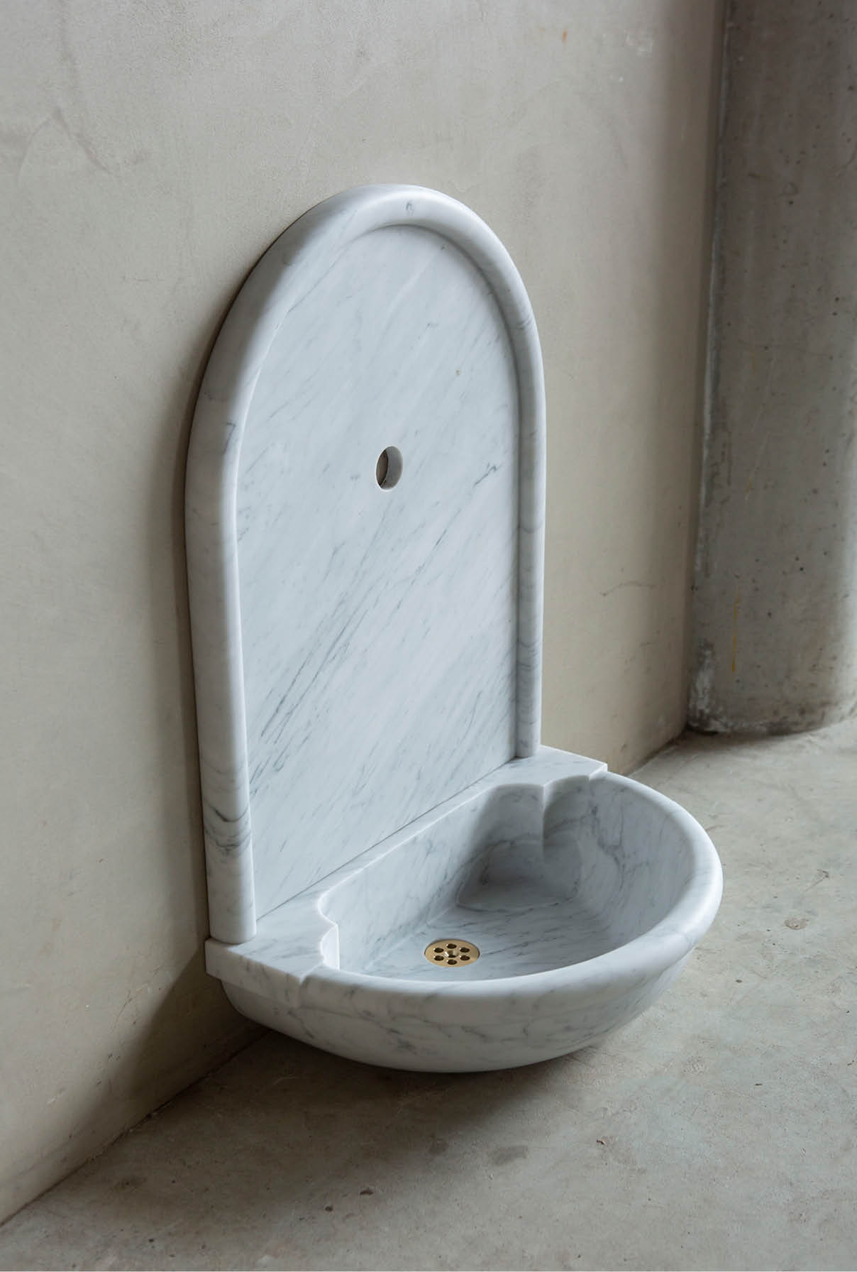 toiletwastafel-wasbakje-toilet-marmer-maatwerk-001 Natuurstenen hoekbakken Kasteelbak Kasteelbakjes Belgisch hardsteen wildbakken Toiletbakjes Kasteelbakjes Oude bakken en hergebruikt natuursteen.