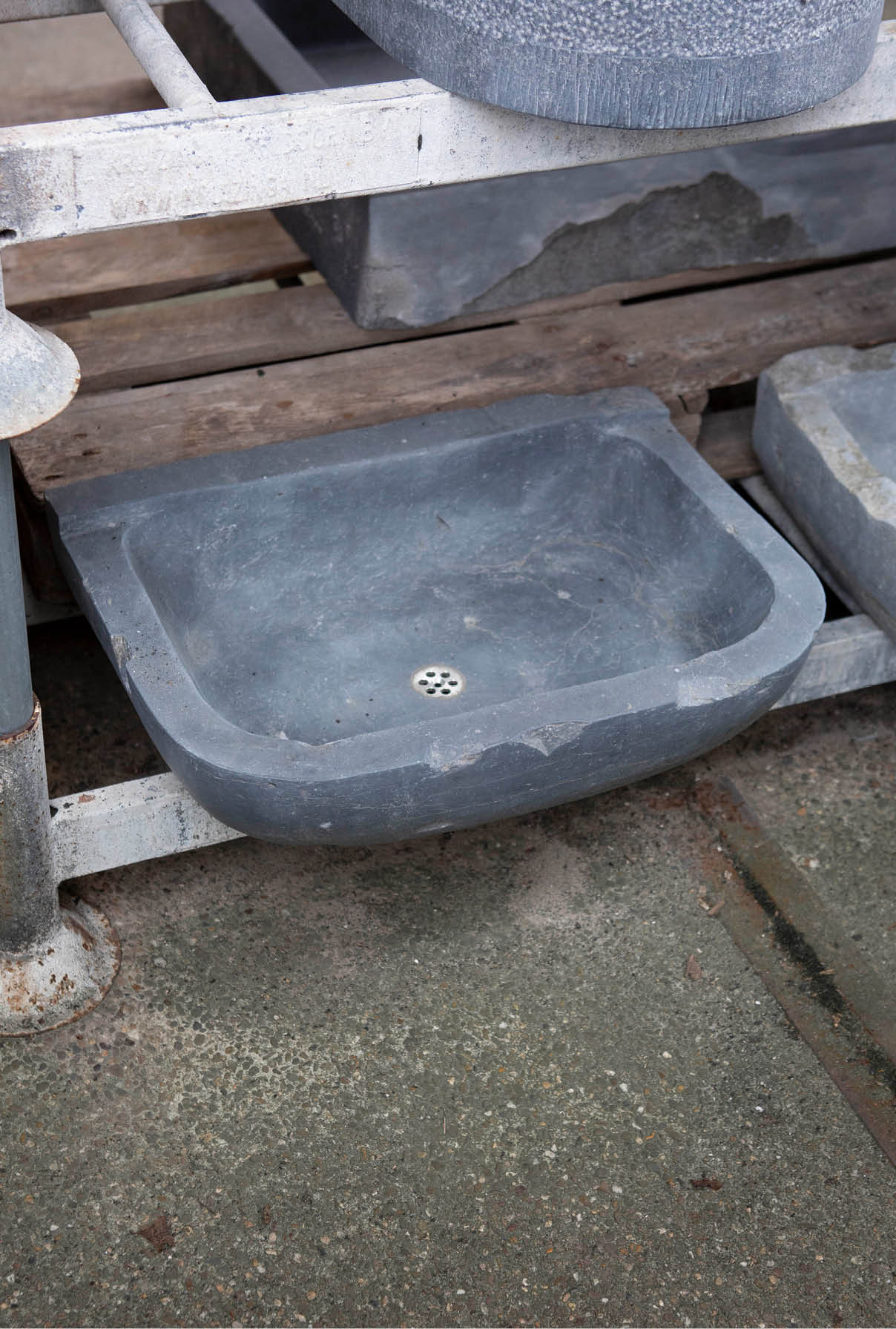 trog-blauwsteen-buitenwasbak-natuurlijk-pierre-bleue-janvanijken-001 Natuurstenen hoekbakken Oude bak voederbakken natuursteen wildbakken Toiletbakjes Kasteelbakjes Oude bakken en hergebruikt natuursteen.