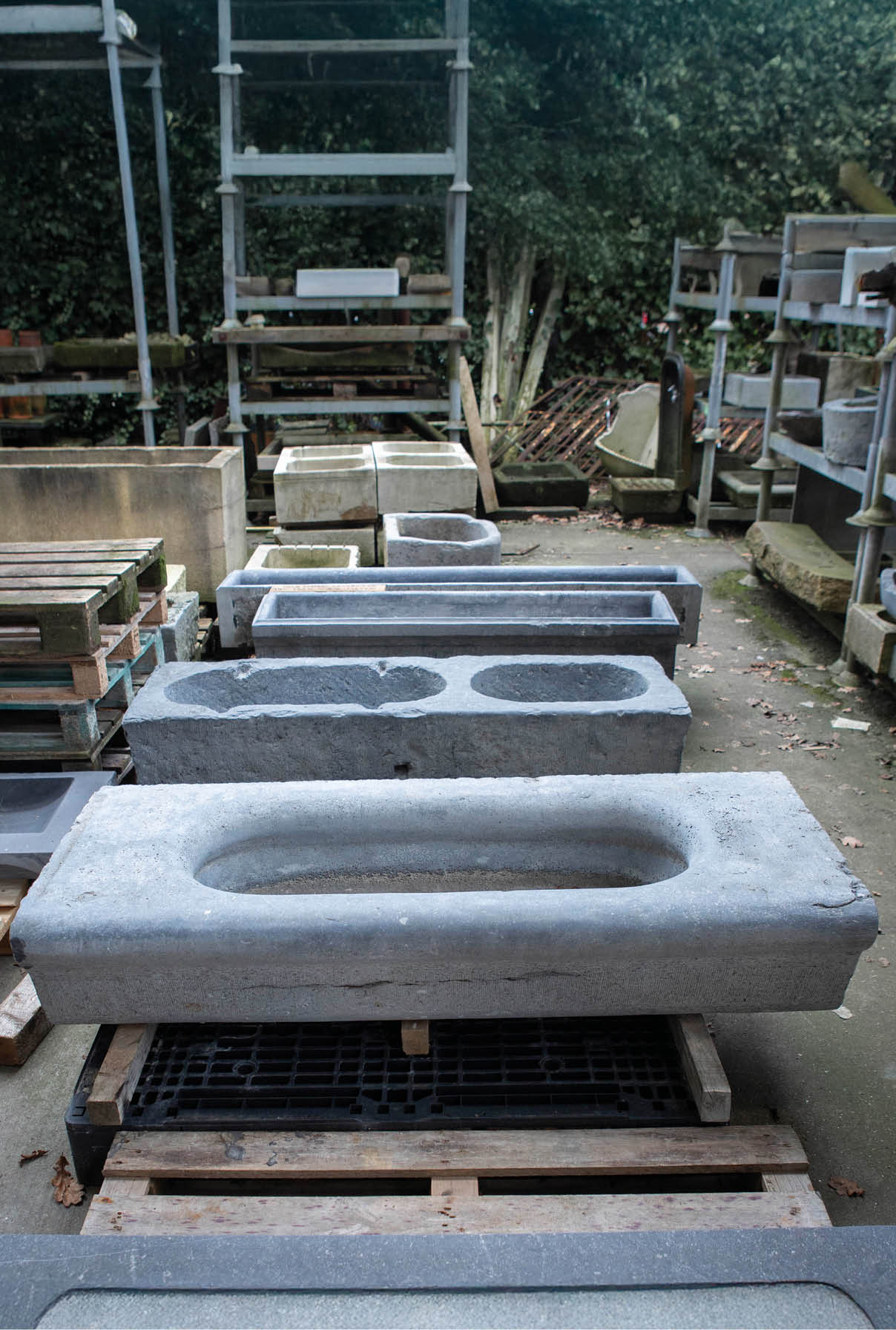 trog-oude-bak-arduin-rustiek-oude-bouwmaterialen-001 Natuurstenen hoekbakken Oude bak voederbakken natuursteen wildbakken Toiletbakjes Kasteelbakjes Oude bakken en hergebruikt natuursteen.