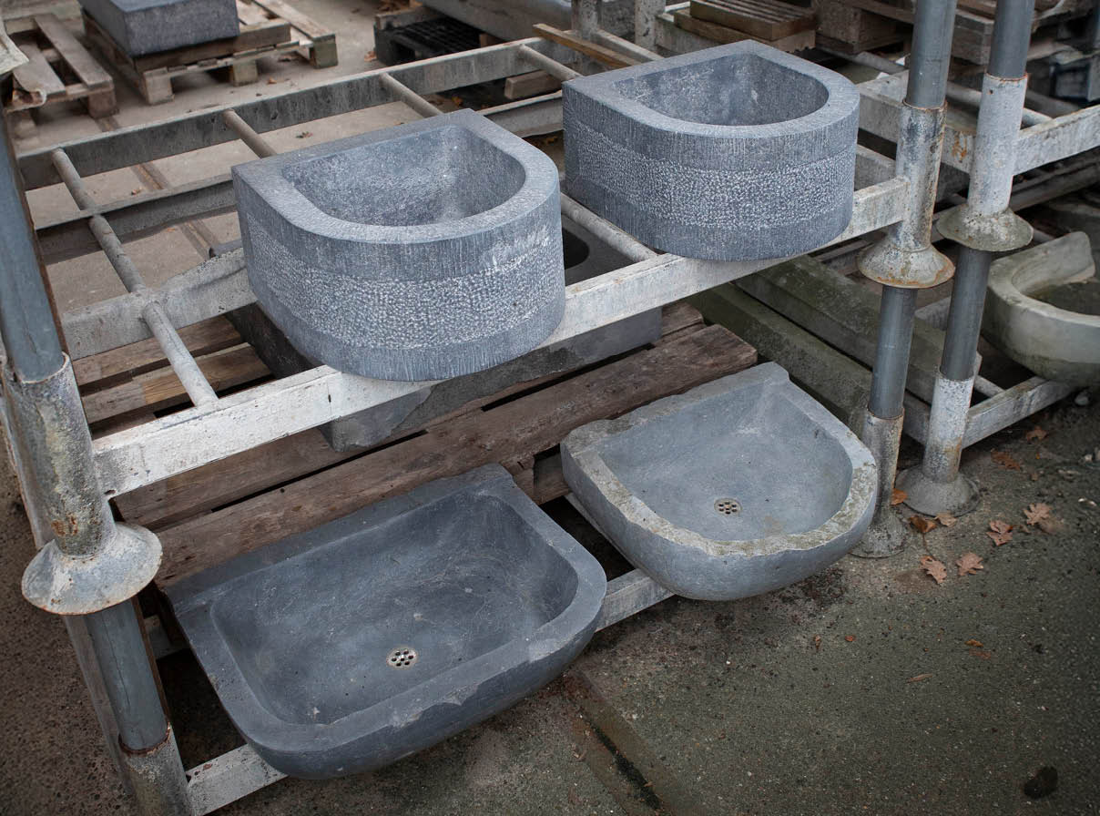 trogje-waterbak-drinkbakje-wasbakje-voederbak-oudebouwmaterialen-001 Natuurstenen hoekbakken Oude bak voederbakken natuursteen wildbakken Toiletbakjes Kasteelbakjes Oude bakken en hergebruikt natuursteen.